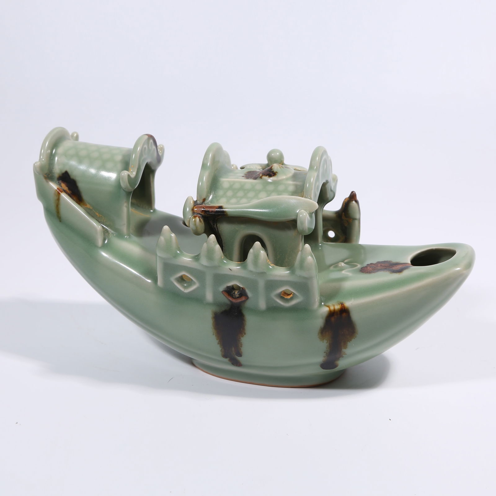 A LONGQUAN KILN DRAGON BOAT-SHAPED BRUSH WASHER (1 of 9)