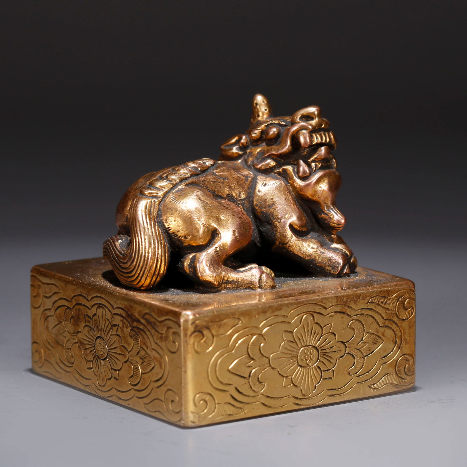 A GILT BRONZE SEAL WITH AUSPICIOUS BEAST KNOB (1 of 10)
