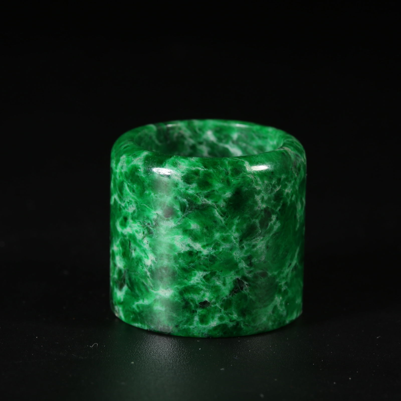 A QING DYNASTY JADE THUMB RING (1 of 9)