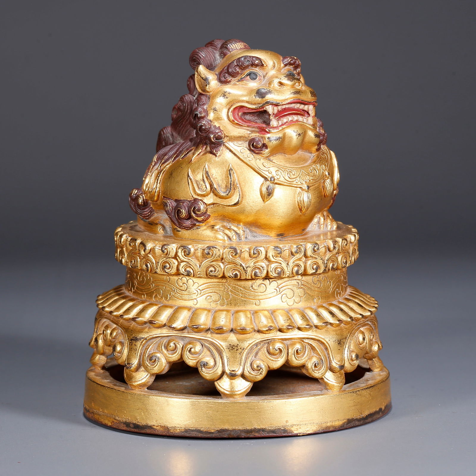 A GILDED BRONZE AUSPICIOUS BEAST-BUTTON SEAL (1 of 9)