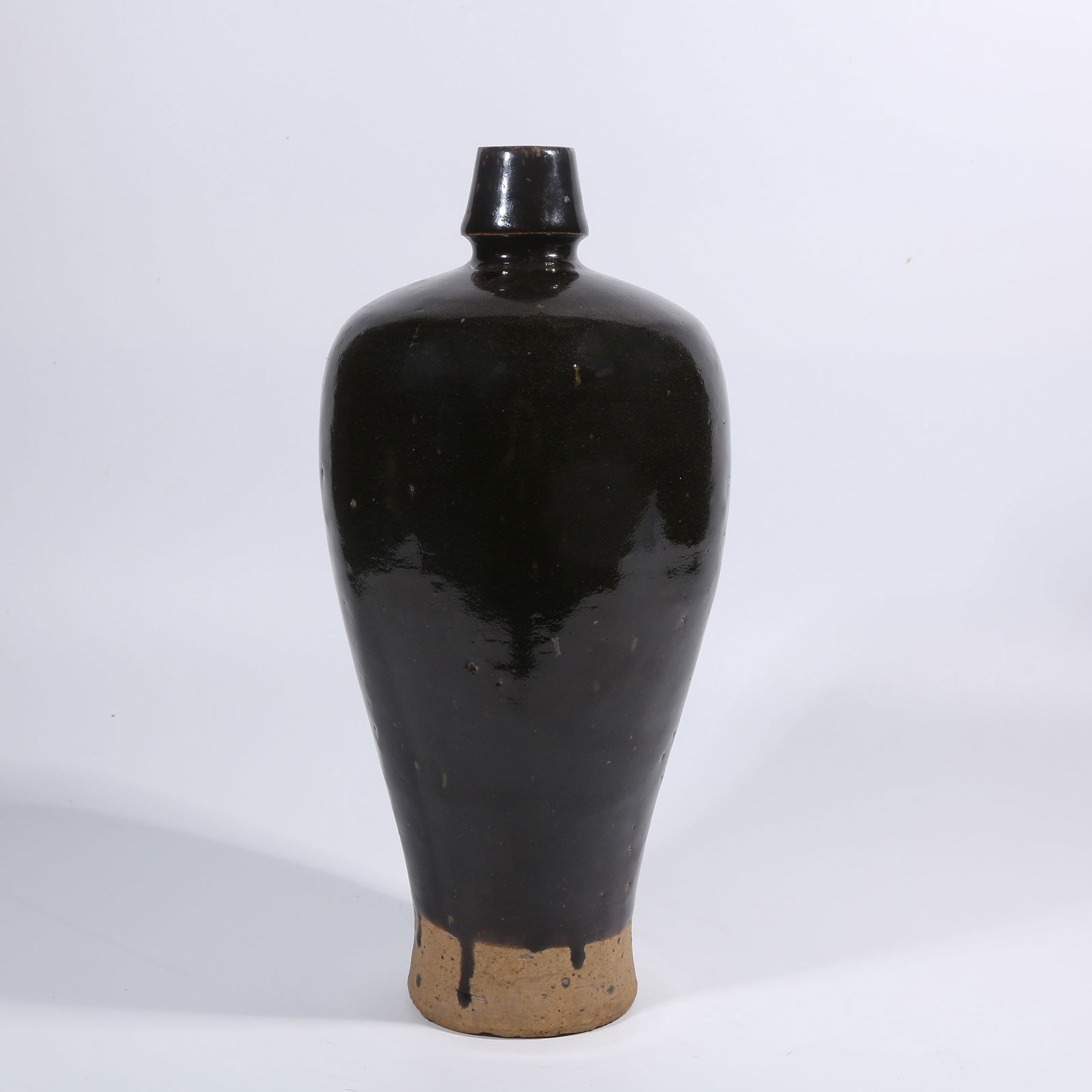 A BLACK-GLAZE MEIPING VASE: Black-Glaze Meiping Vase
