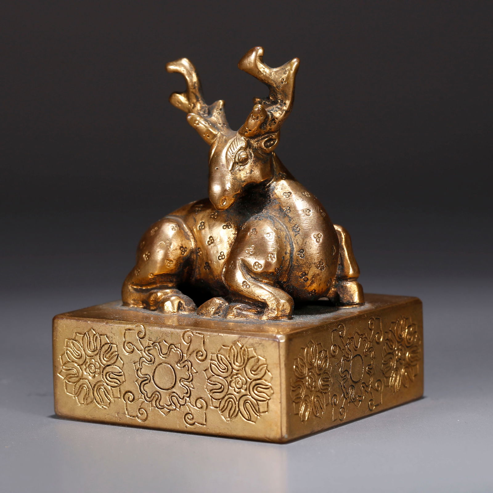 A GILT BRONZE SEAL WITH SHEEP KNOB (1 of 9)