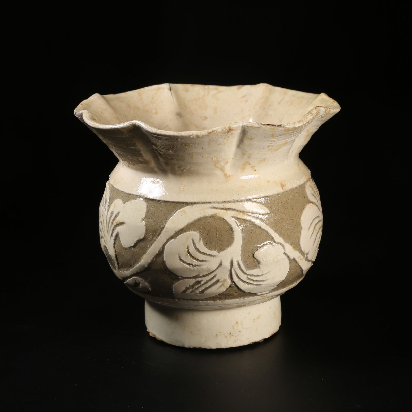 A SONG DYNASTY CIZHOU KILN FLOWER-MOUTHED ZUN (1 of 9)
