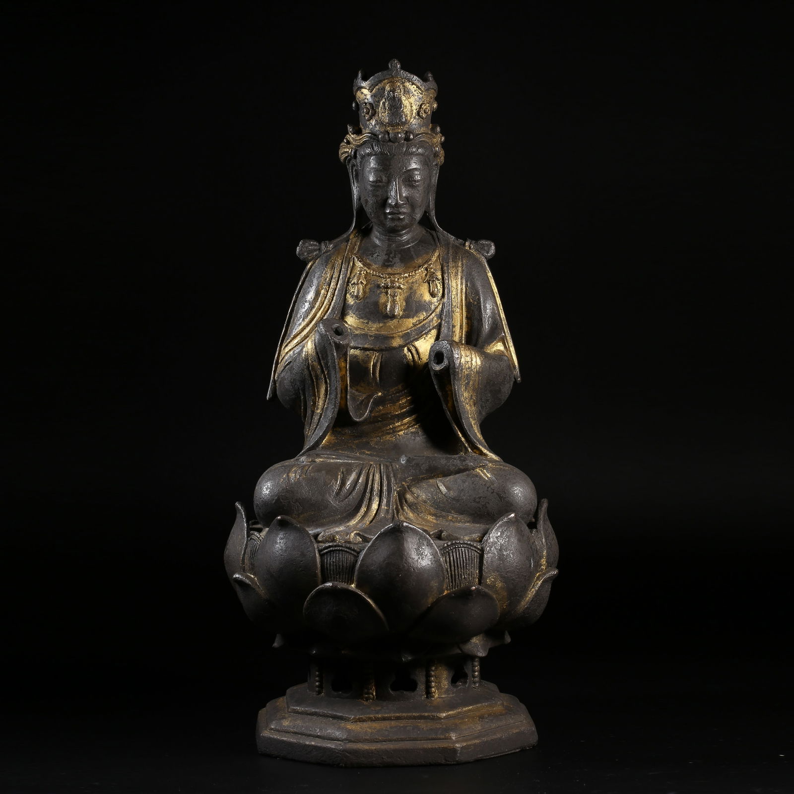 A GILT-BRONZE SEATED GUANYIN BODHISATTVA STATUE (1 of 9)
