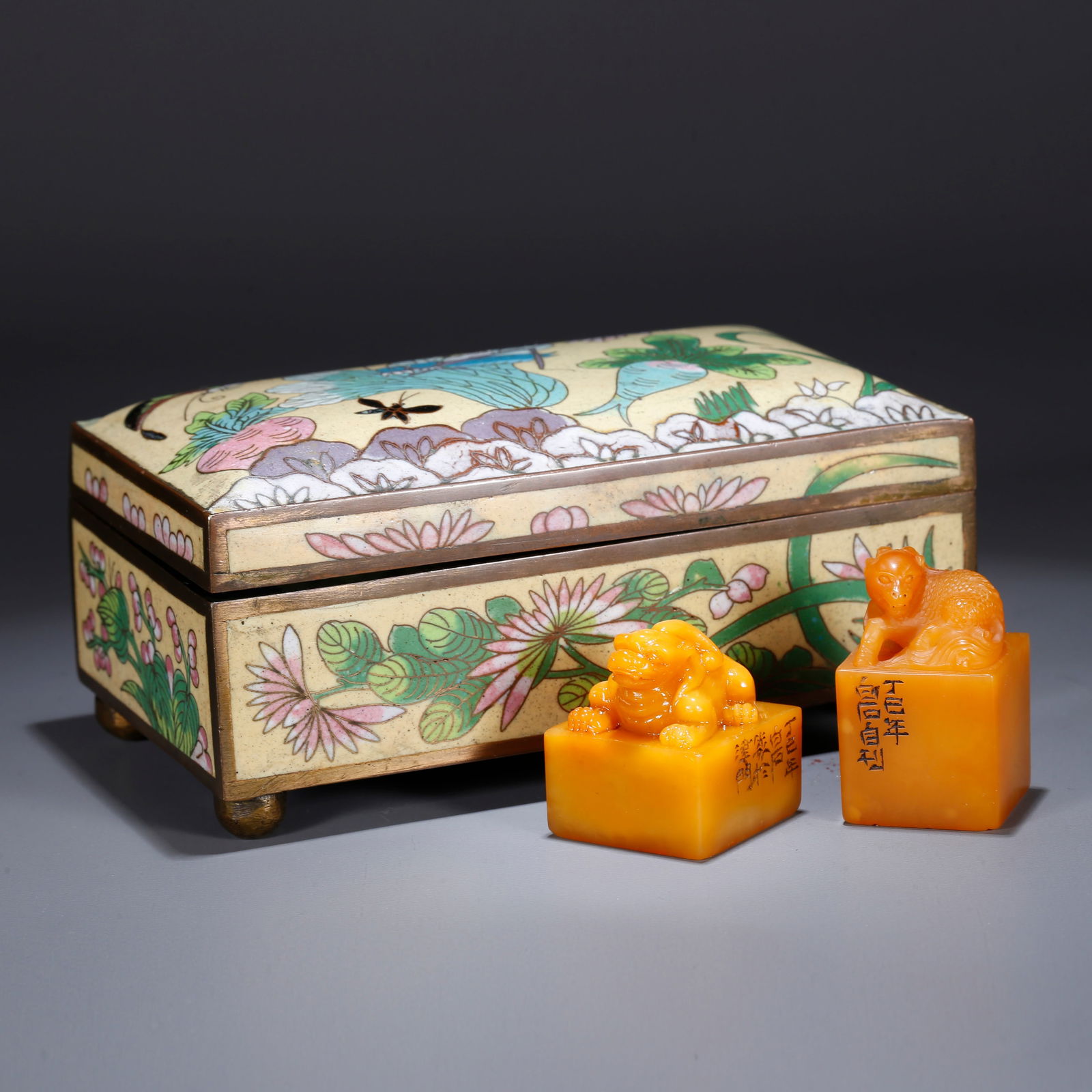 A SET OF SHOUSHAN TIANHUANG STONE SEALS CARVED WITH AUSPICIOUS BEAST KNOBS (1 of 10)