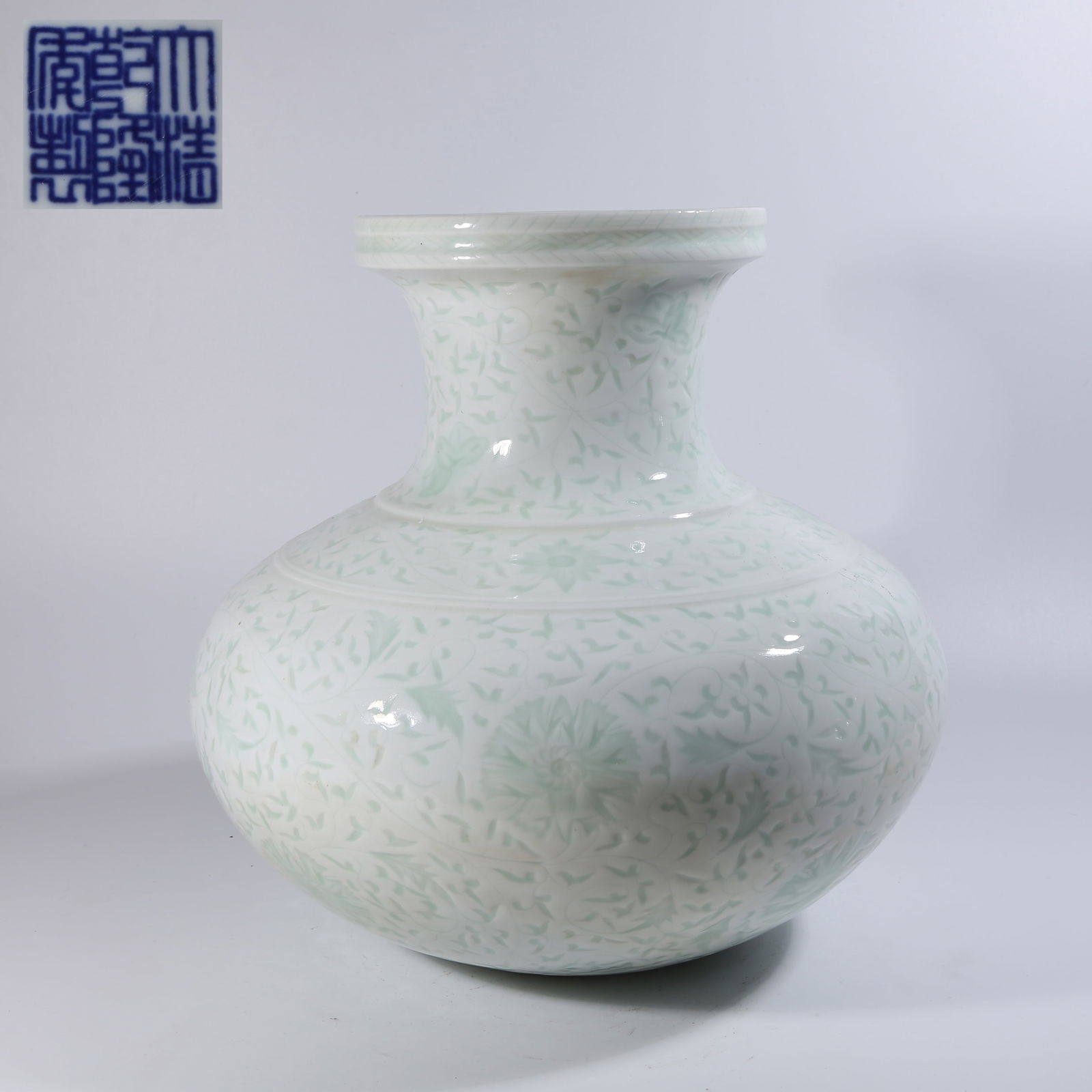 A LINGLONG PORCELAIN WATERDROP VASE WITH CONTINUOUS LOTUS PATTERN (1 of 10)