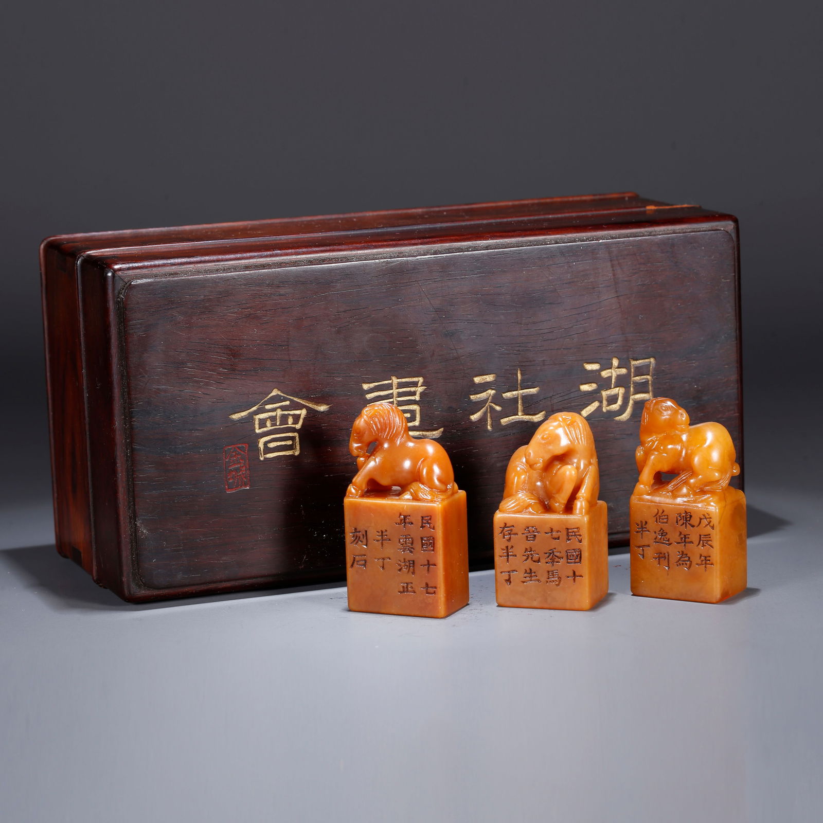 A SET OF SHOUSHAN TIANHUANG STONE SEALS CARVED WITH HORSE KNOBS (1 of 9)