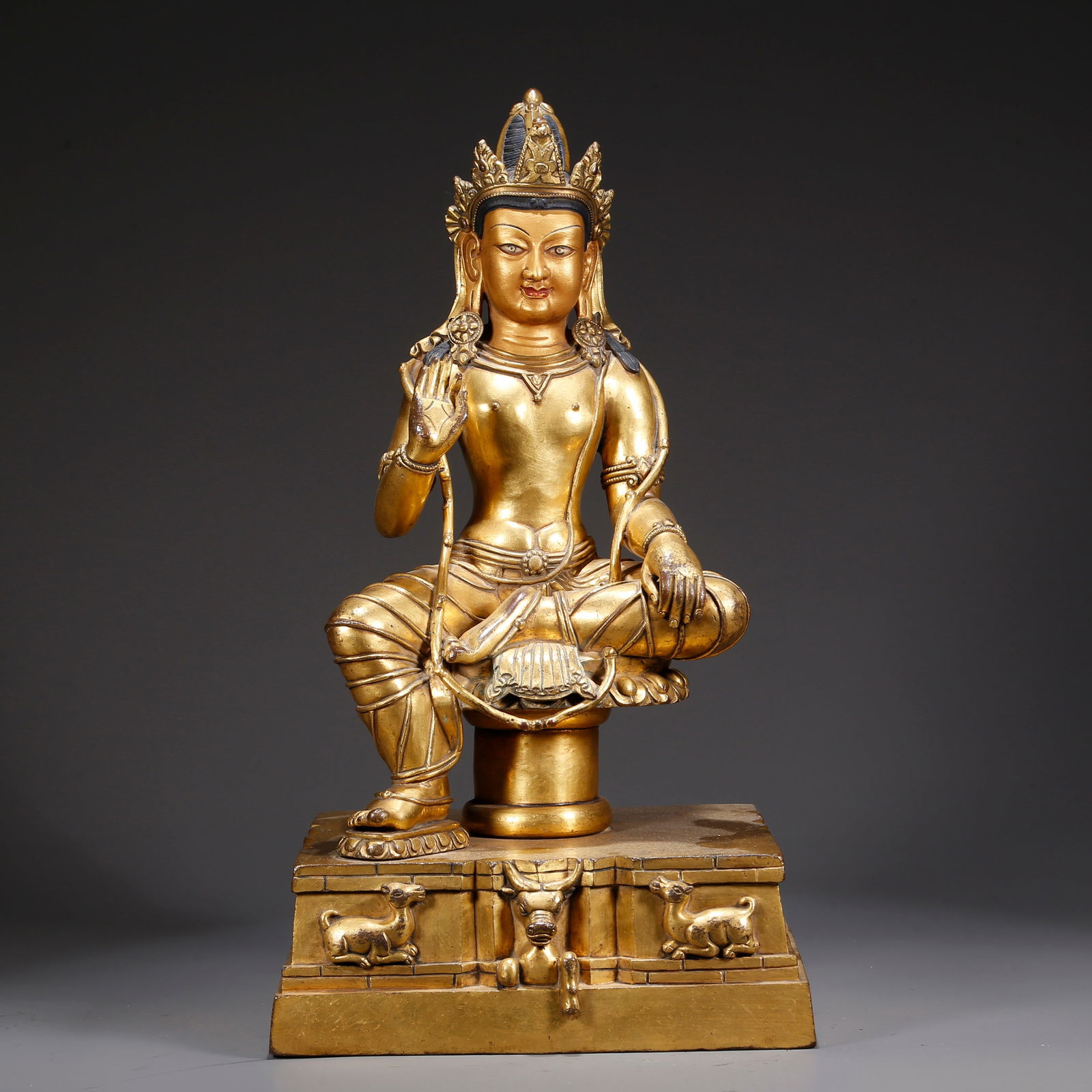 A GILDED BRONZE AVALOKITESHVARA STATUE (1 of 10)