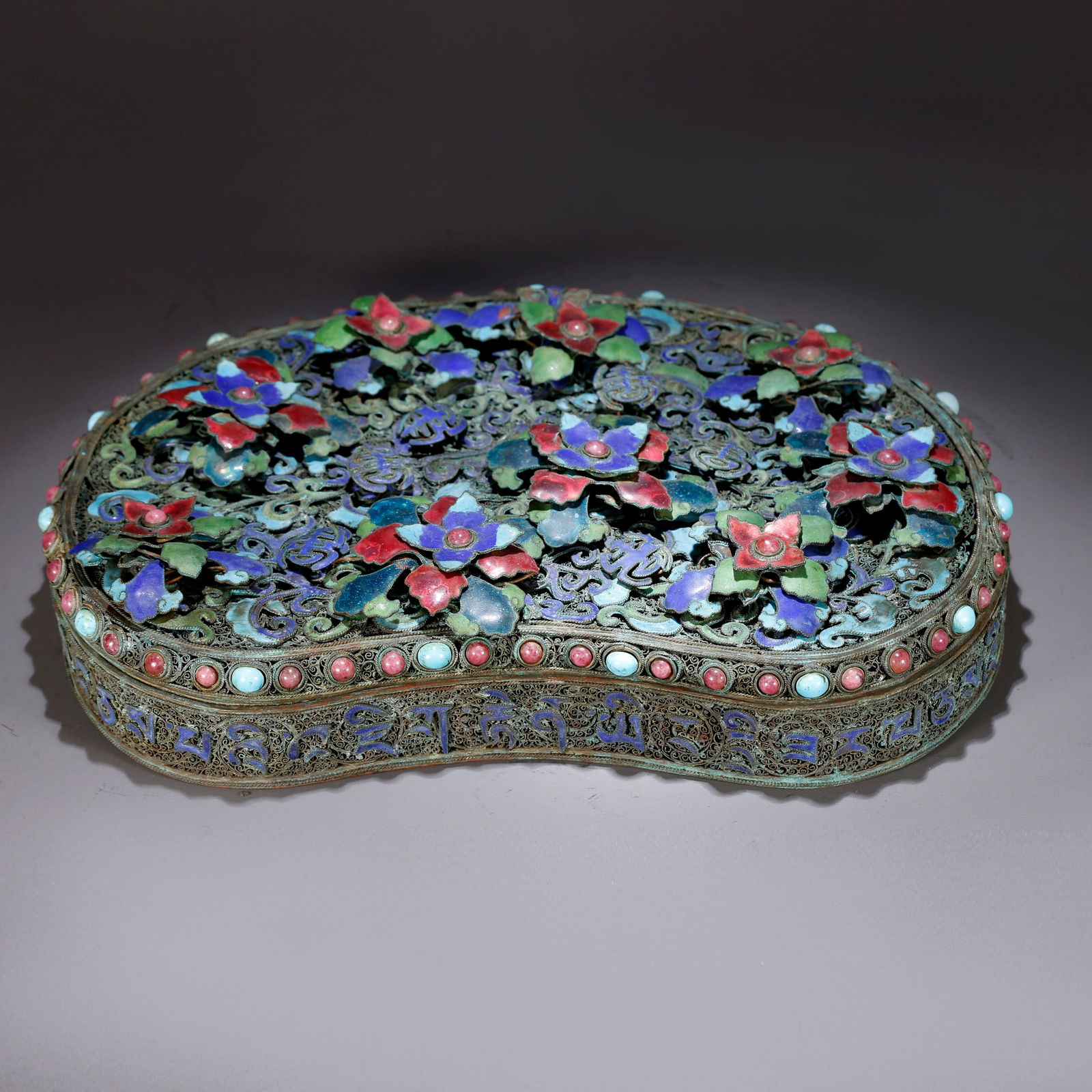 A BRONZE LIDDED BOX (1 of 10)