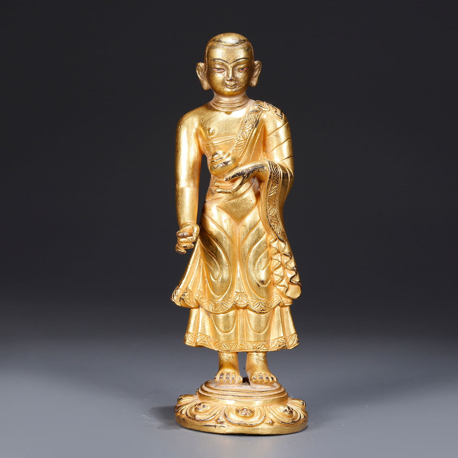 A GILT BRONZE STATUE OF A BUDDHA (1 of 9)