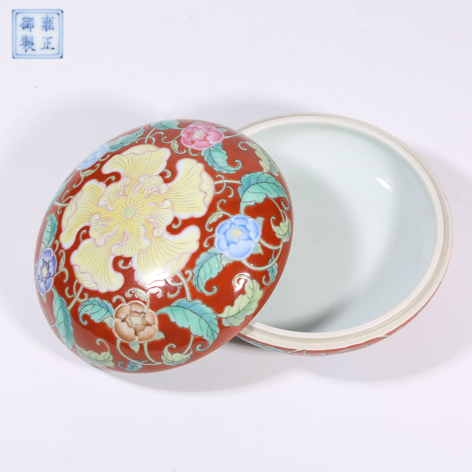 A ENAMELLED COVERED BOX WITH INTERLACED FLORAL SCROLLS (1 of 10)