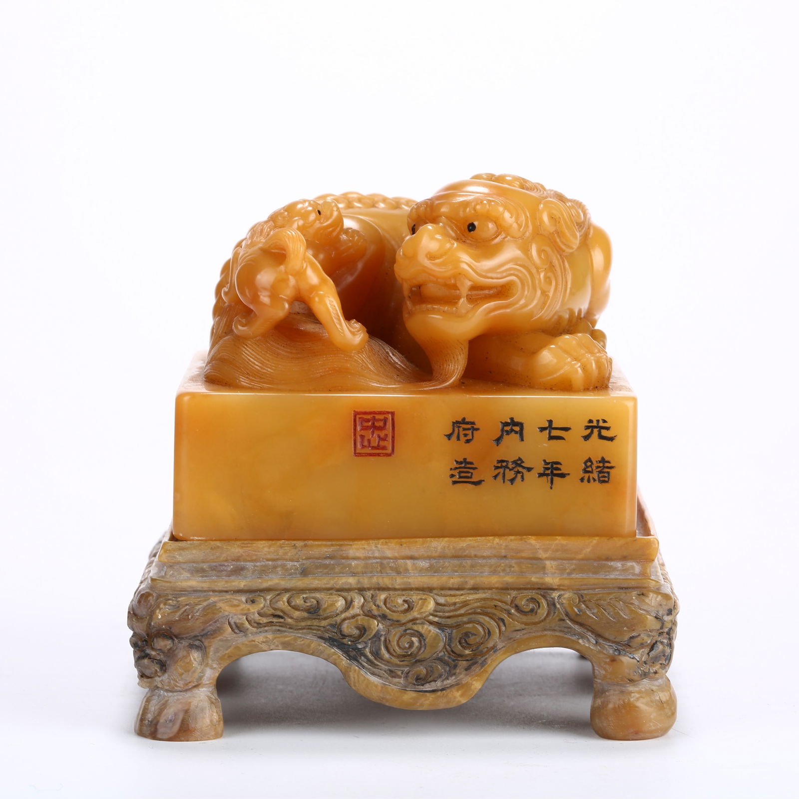 A SHOUSHAN TIANHUANG STONE SEAL WITH LARGE AND SMALL LION KNOB AND BASE (1 of 9)