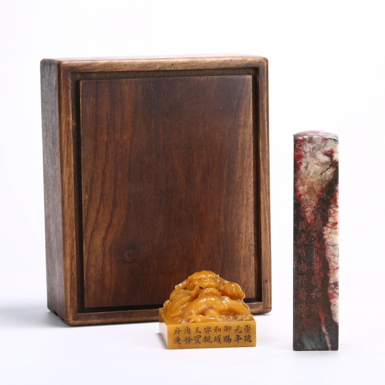 A SET OF SHOUSHAN TIANHUANG STONE AND CHICKEN BLOOD STONE SEALS: set of Shoushan Tianhuang stone and chicken blood stone seals