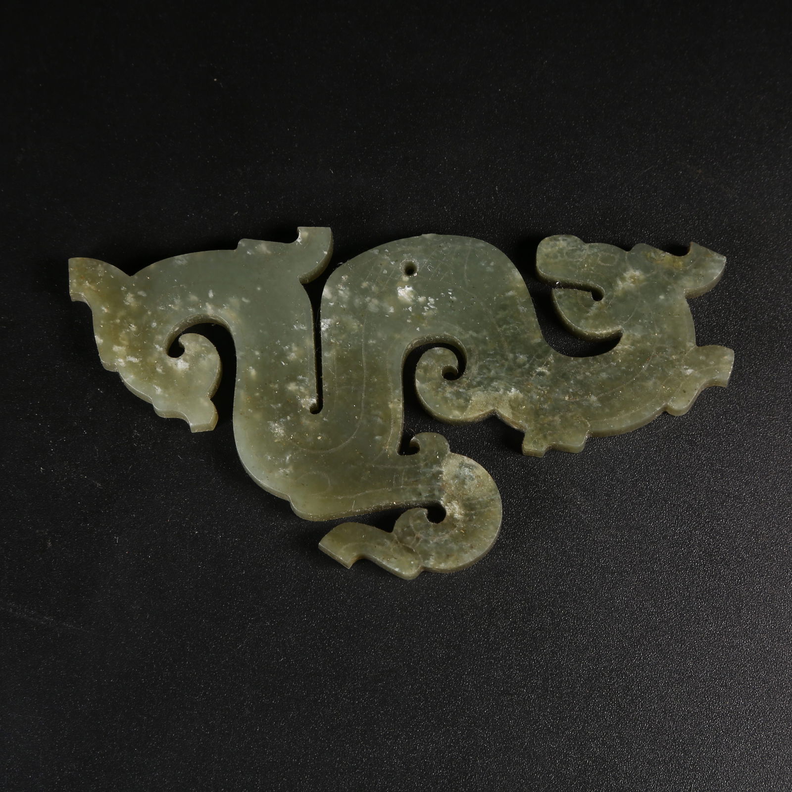 A ANCIENT JADE DRAGON PENDANT (1 of 8)