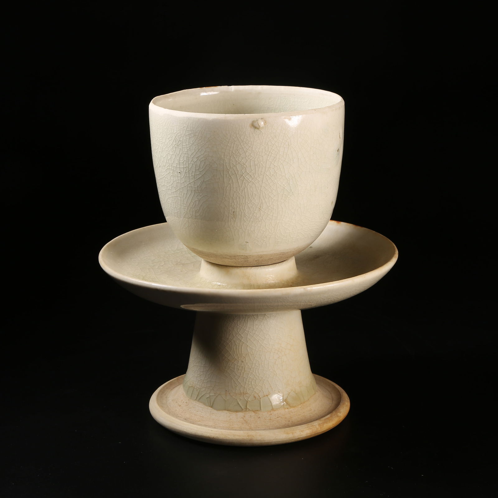 A SUI DYNASTY WHITE PORCELAIN TEA BOWL STAND (1 of 9)