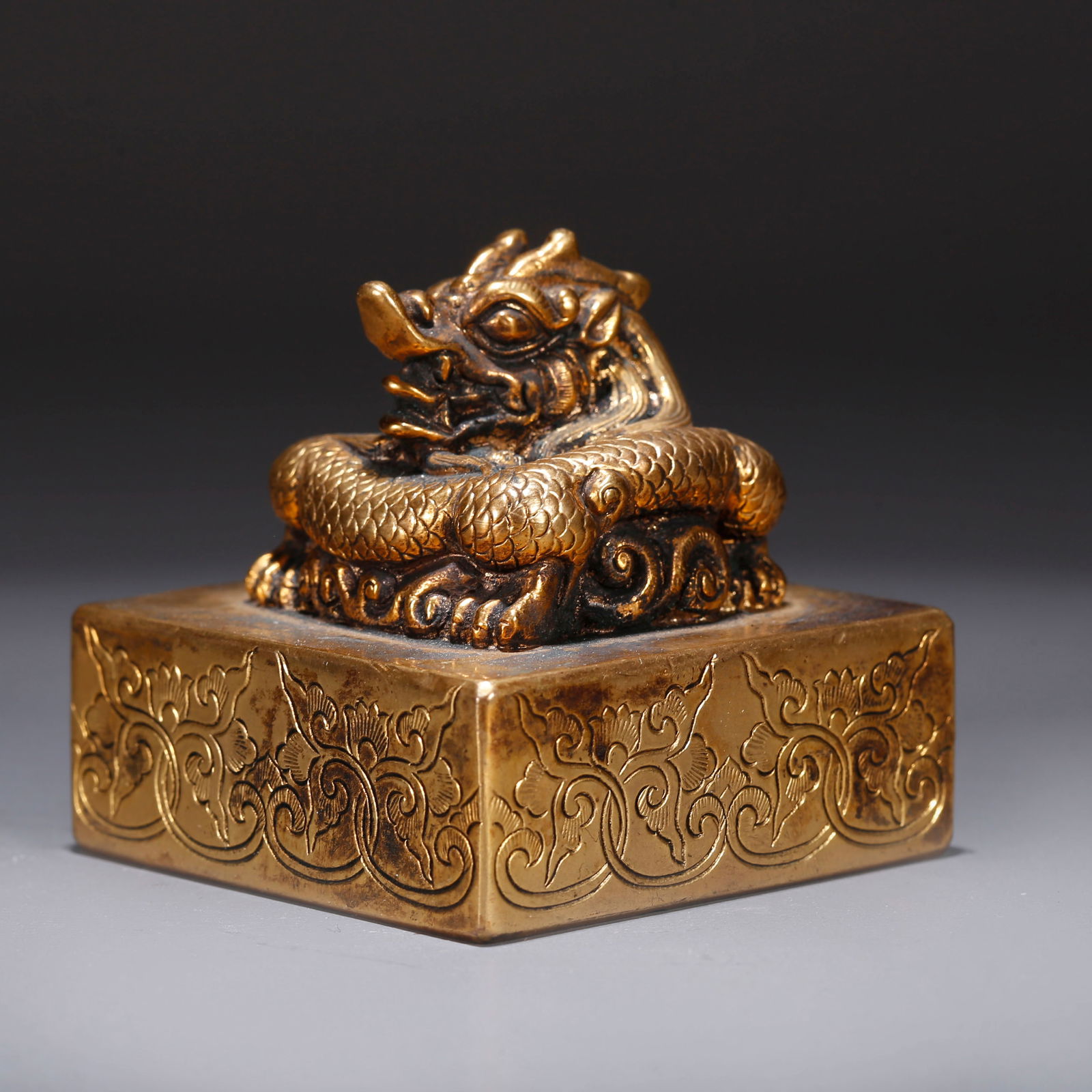 A GILT BRONZE SEAL WITH DRAGON KNOB (1 of 9)