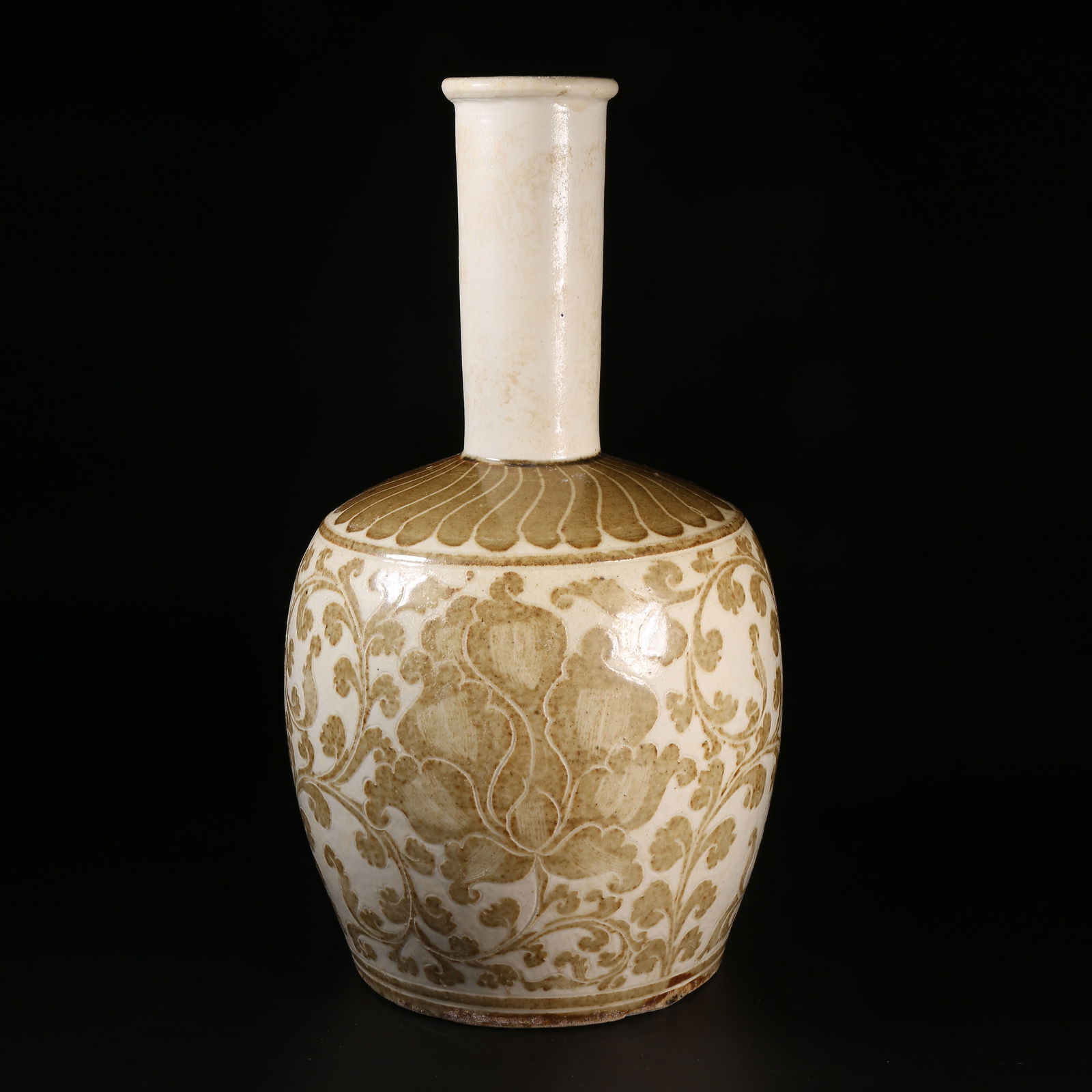 A SONG DYNASTY DING KILN INCISED PAPER-HAMMER-SHAPED VASE: Song Dynasty Ding Kiln Incised Paper-Hammer-Shaped Vase