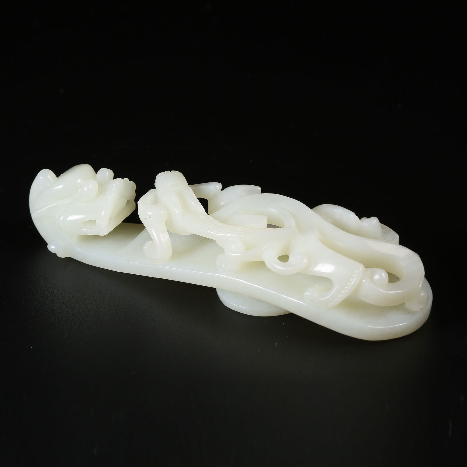 A HETIAN JADE CHILONG DRAGON PATTERN BELT HOOK (1 of 8)