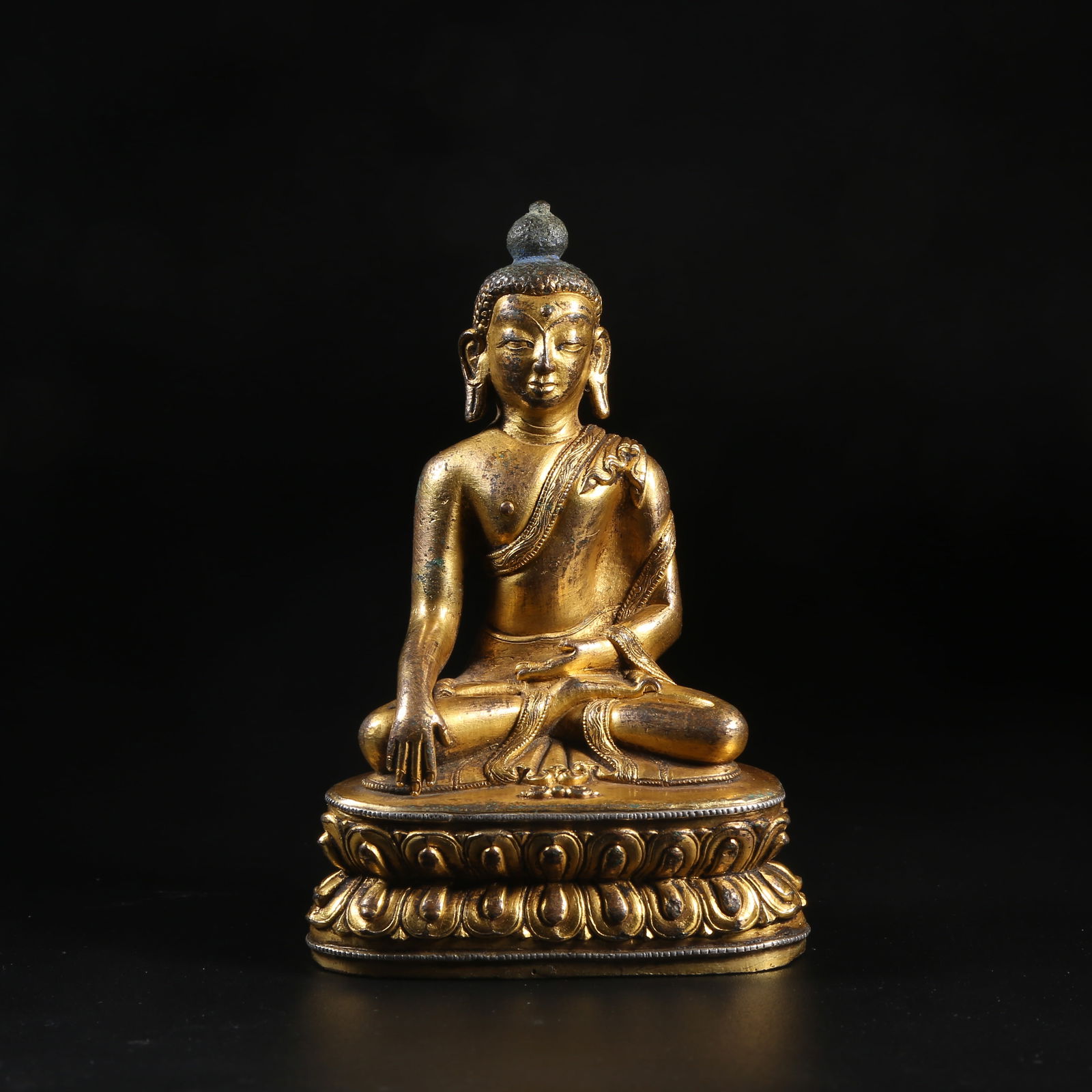 A GILT-BRONZE SHAKYAMUNI STATUE (1 of 8)