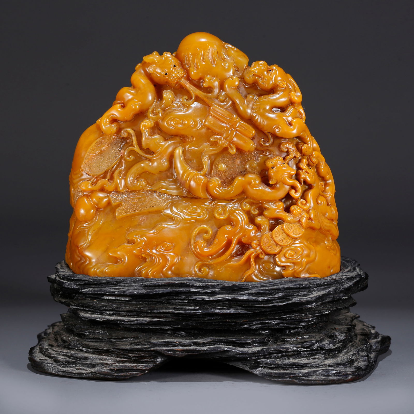A SHOUSHAN TIANHUANG STONE SEAL WITH DRAGON PATTERN: Shoushan Tianhuang stone seal with dragon pattern
