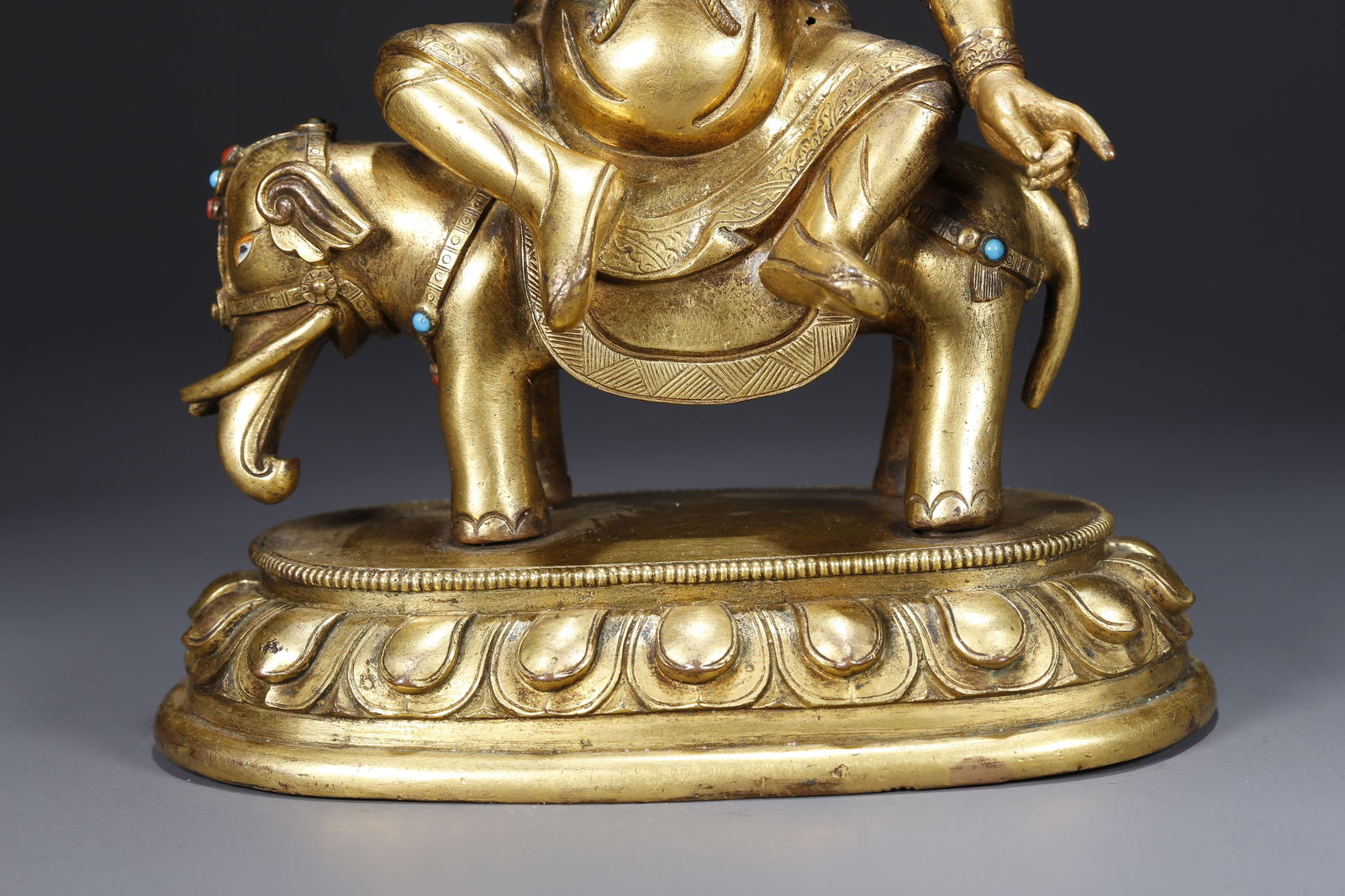 A GILDED BRONZE BUDDHA STATUE - 3