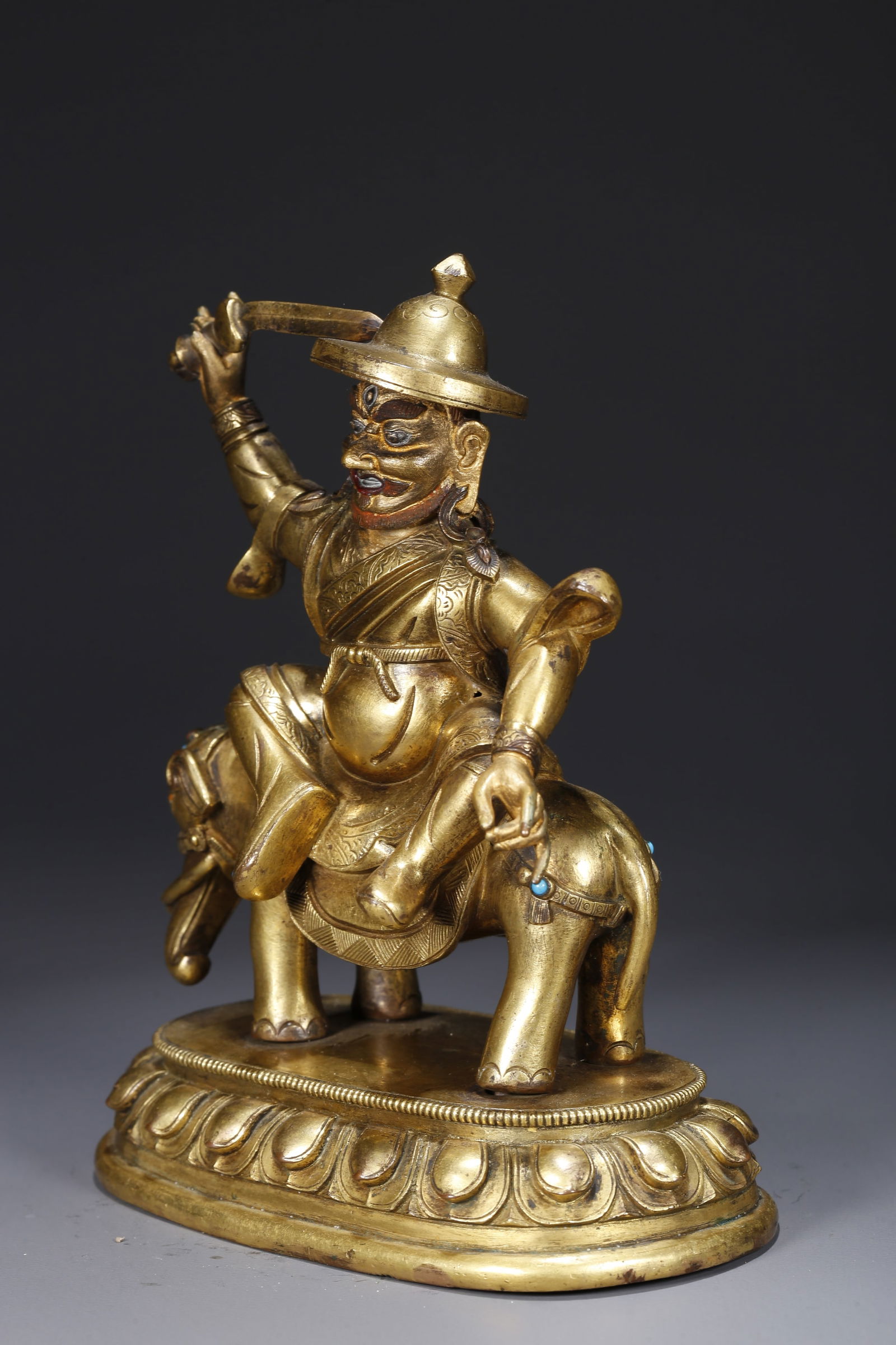 A GILDED BRONZE BUDDHA STATUE - 4