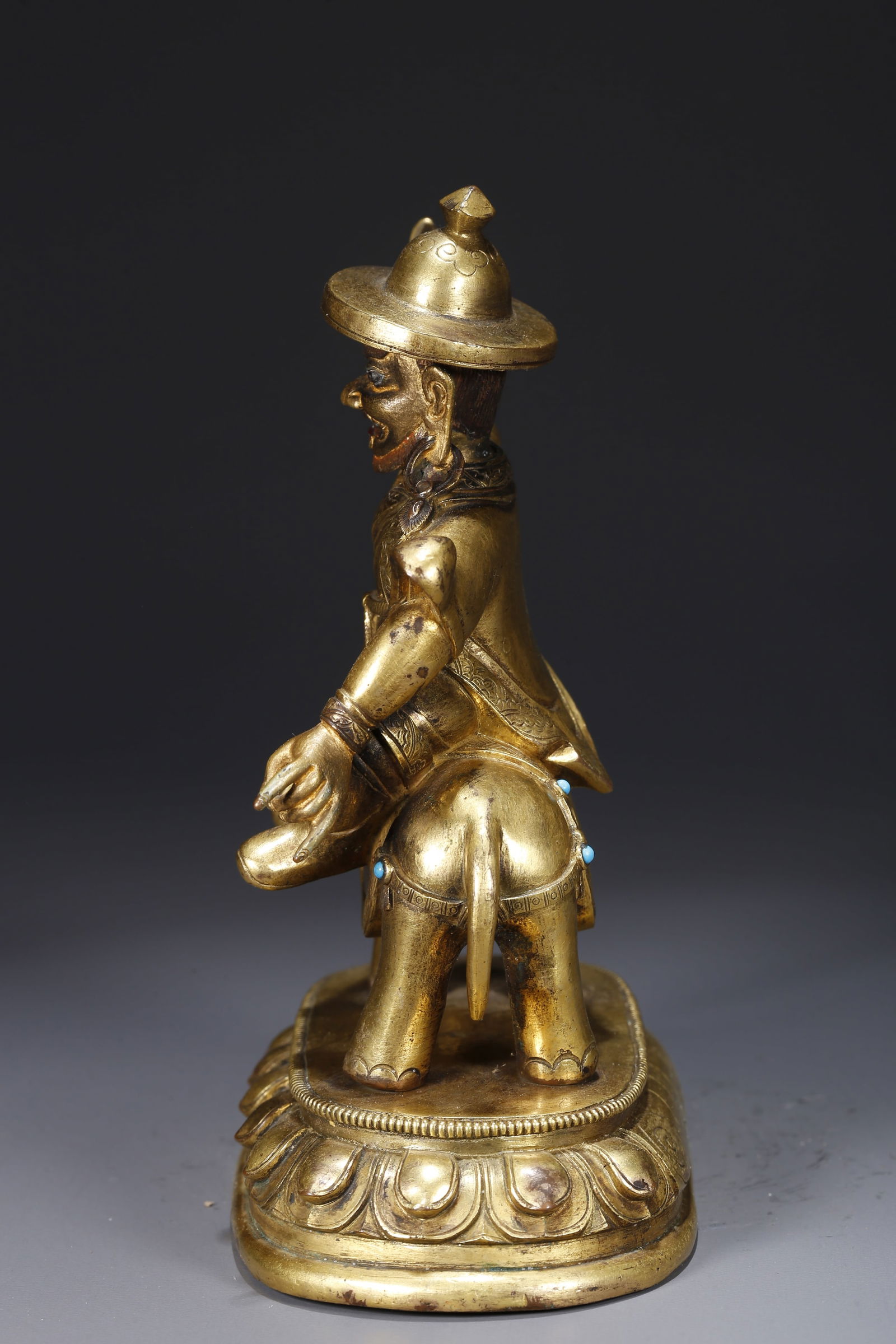 A GILDED BRONZE BUDDHA STATUE - 5