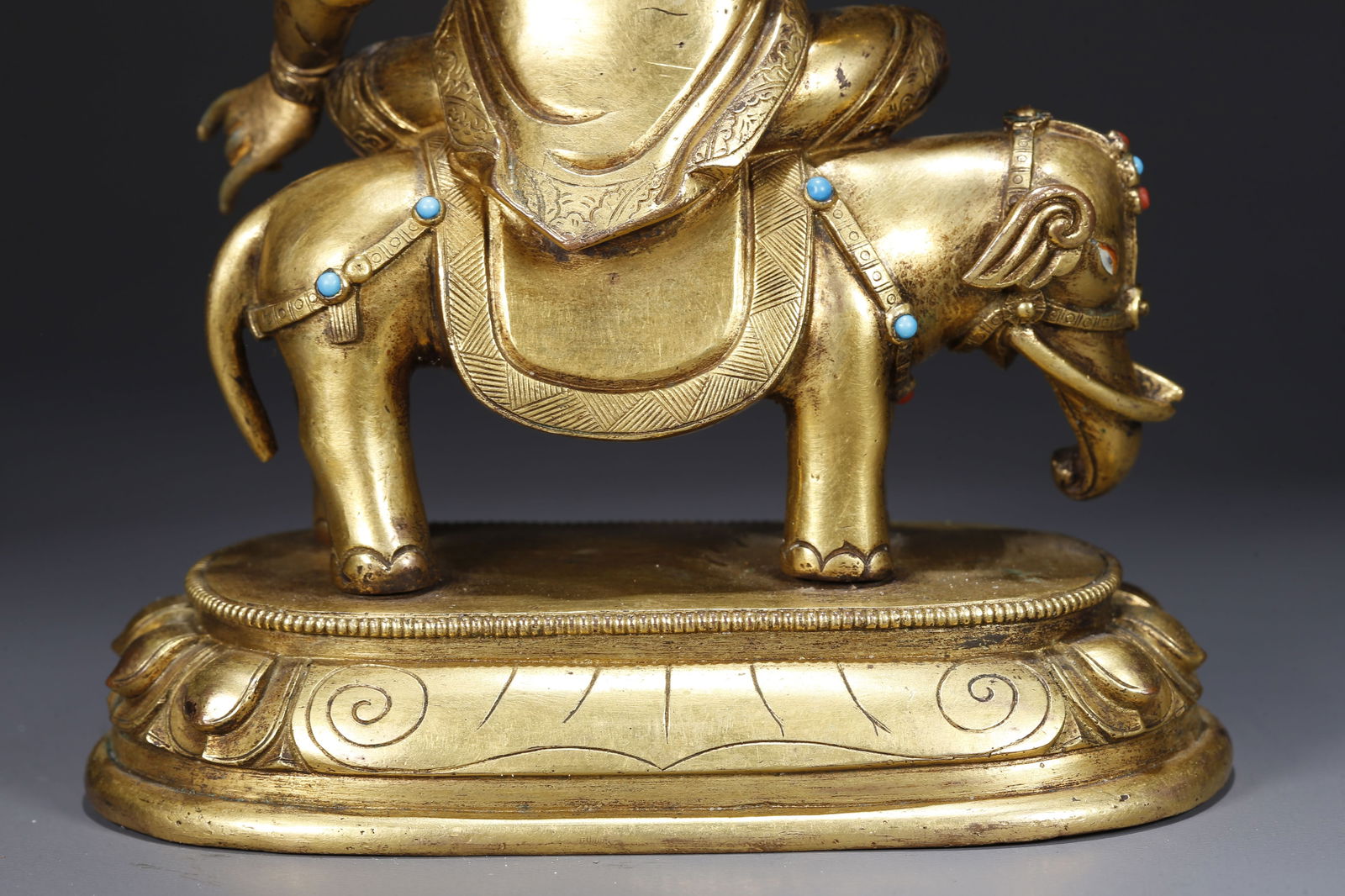 A GILDED BRONZE BUDDHA STATUE - 8