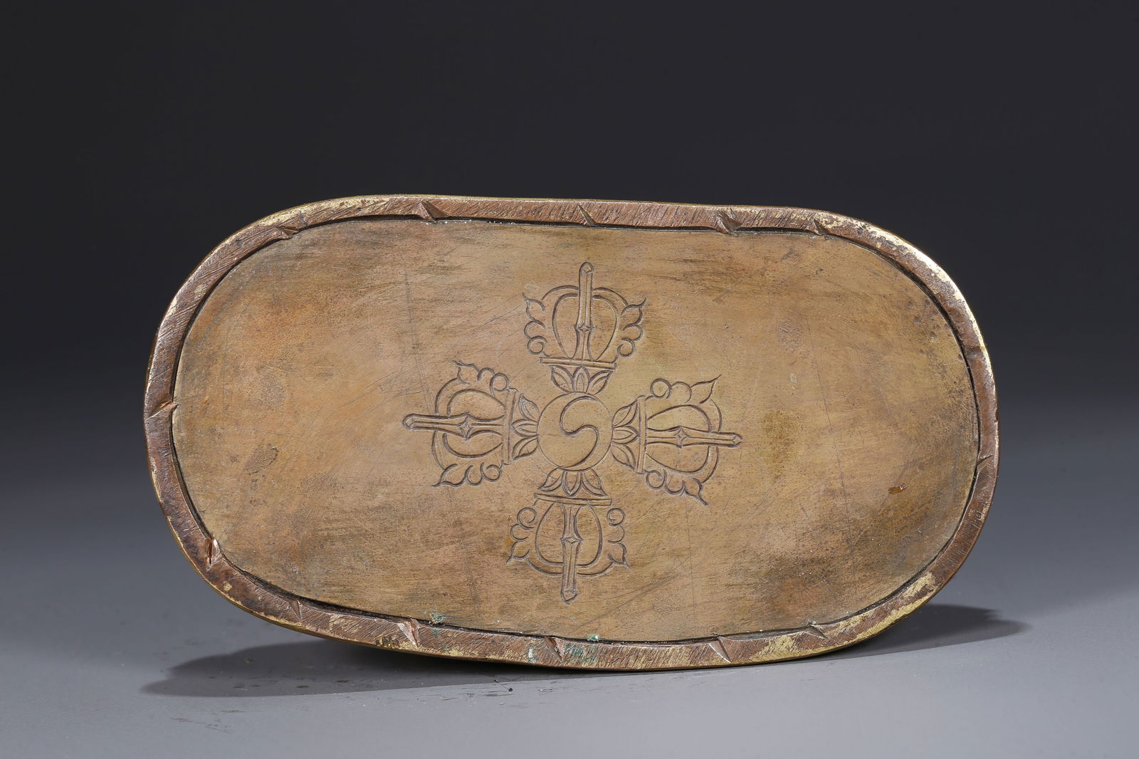 A GILDED BRONZE BUDDHA STATUE - 9