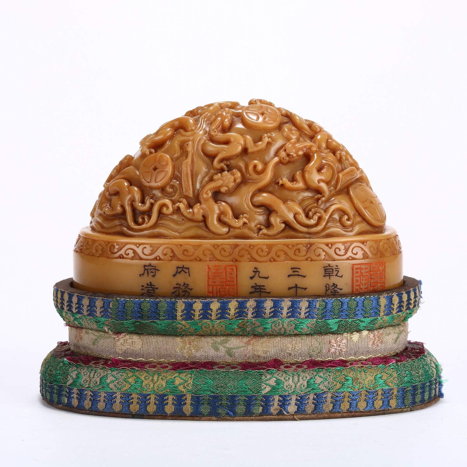 A SHOUSHAN TIANHUANG STONE SEAL WITH CHI DRAGON PATTERN: Shoushan Tianhuang stone seal with chi dragon pattern