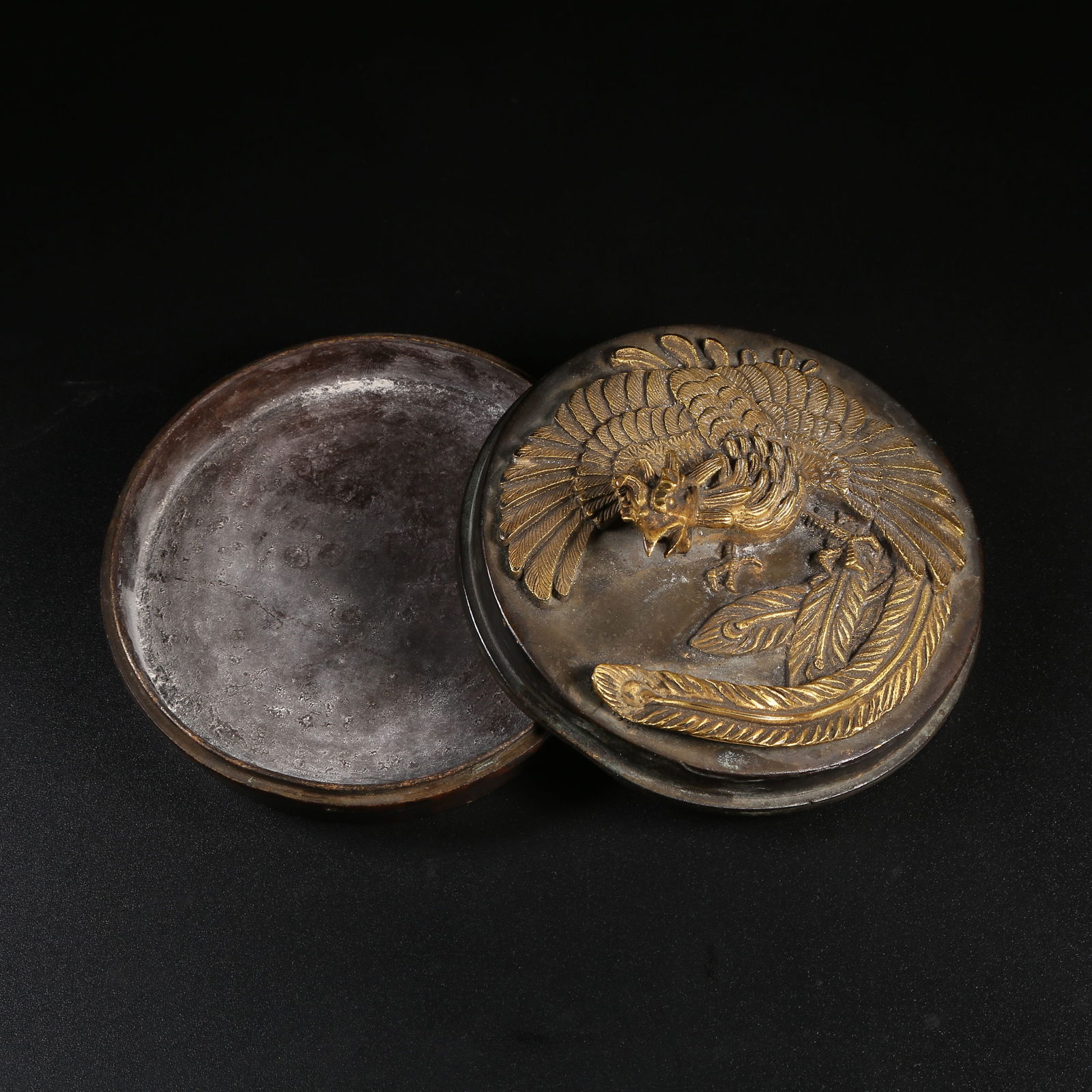 A GILT-BRONZE PHOENIX-PATTERNED COVERED BOX (1 of 10)