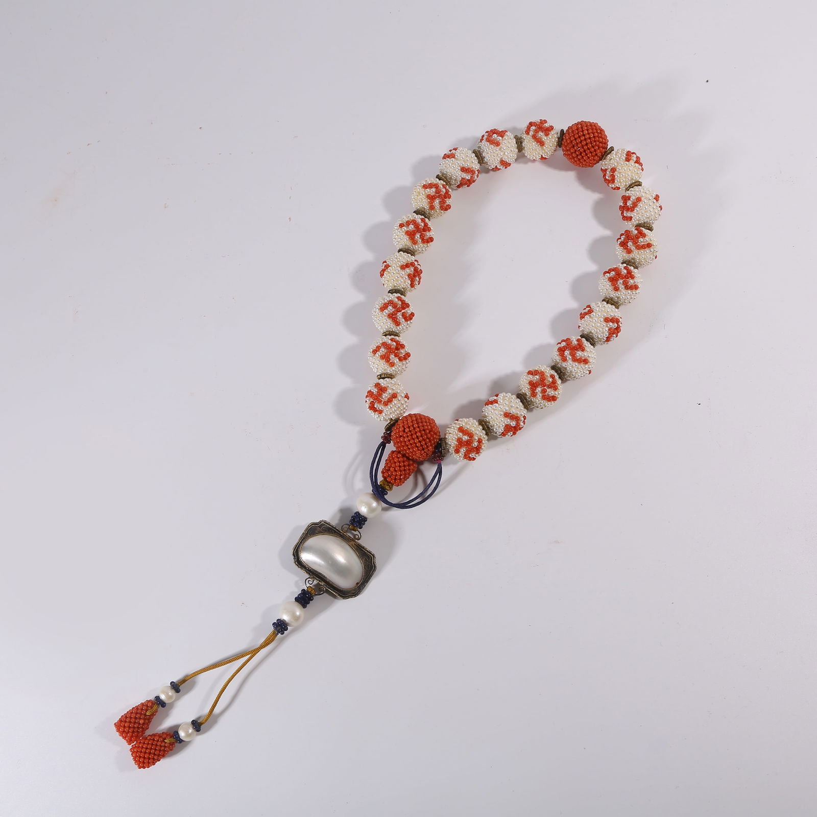 A QING DYNASTY GUANGXU EASTERN PEARL BEAD HAND-HELD NECKLACE (1 of 10)