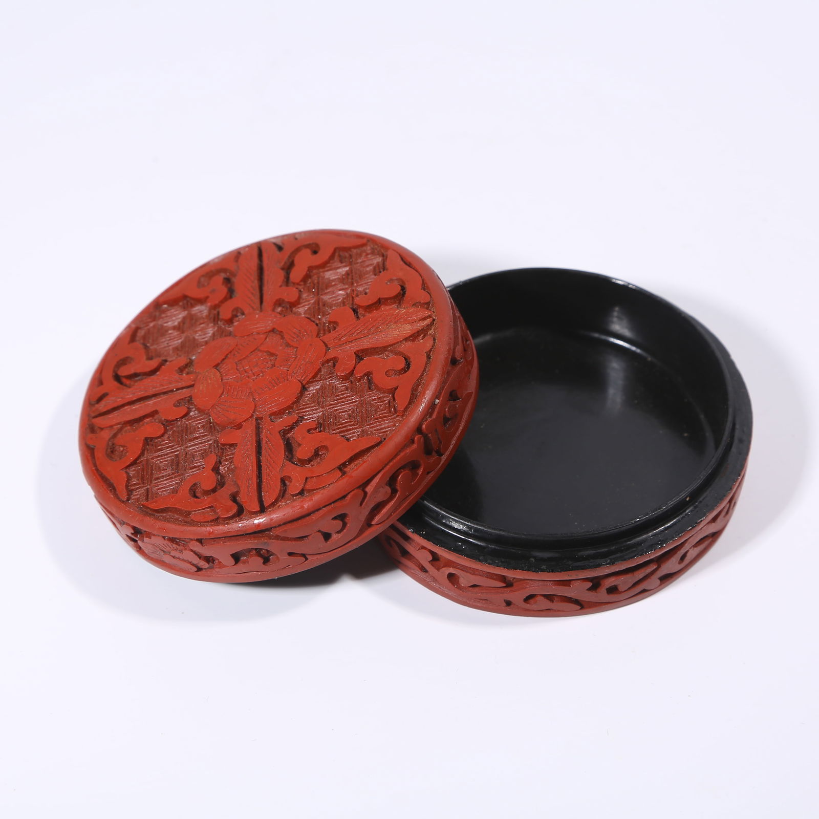A LACQUER CARVED RED LIDDED BOX WITH FLORAL PATTERN (1 of 9)