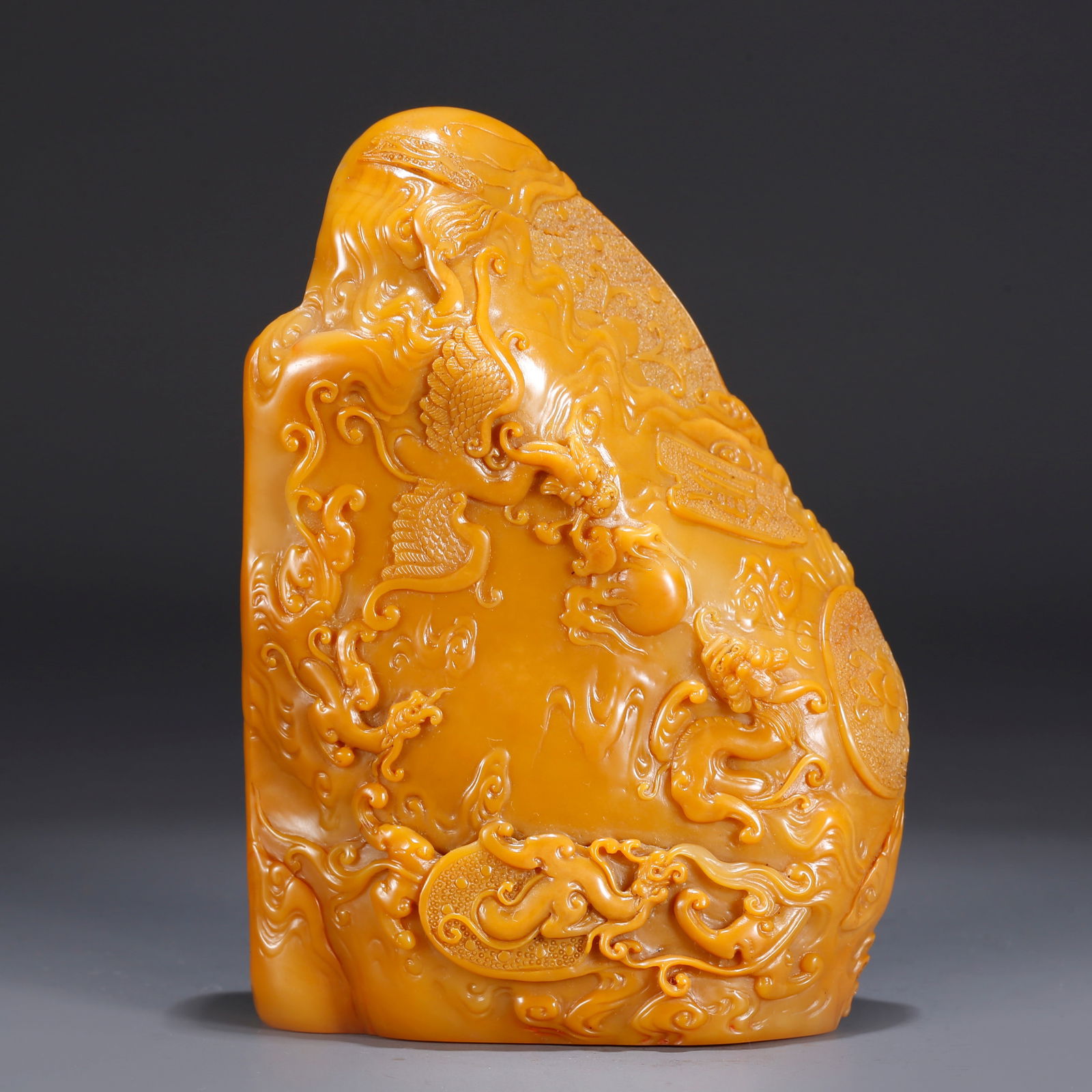 A SHOUSHAN TIANHUANG STONE SEAL WITH DRAGON AND PHOENIX PATTERN: Shoushan Tianhuang stone seal with dragon and phoenix pattern