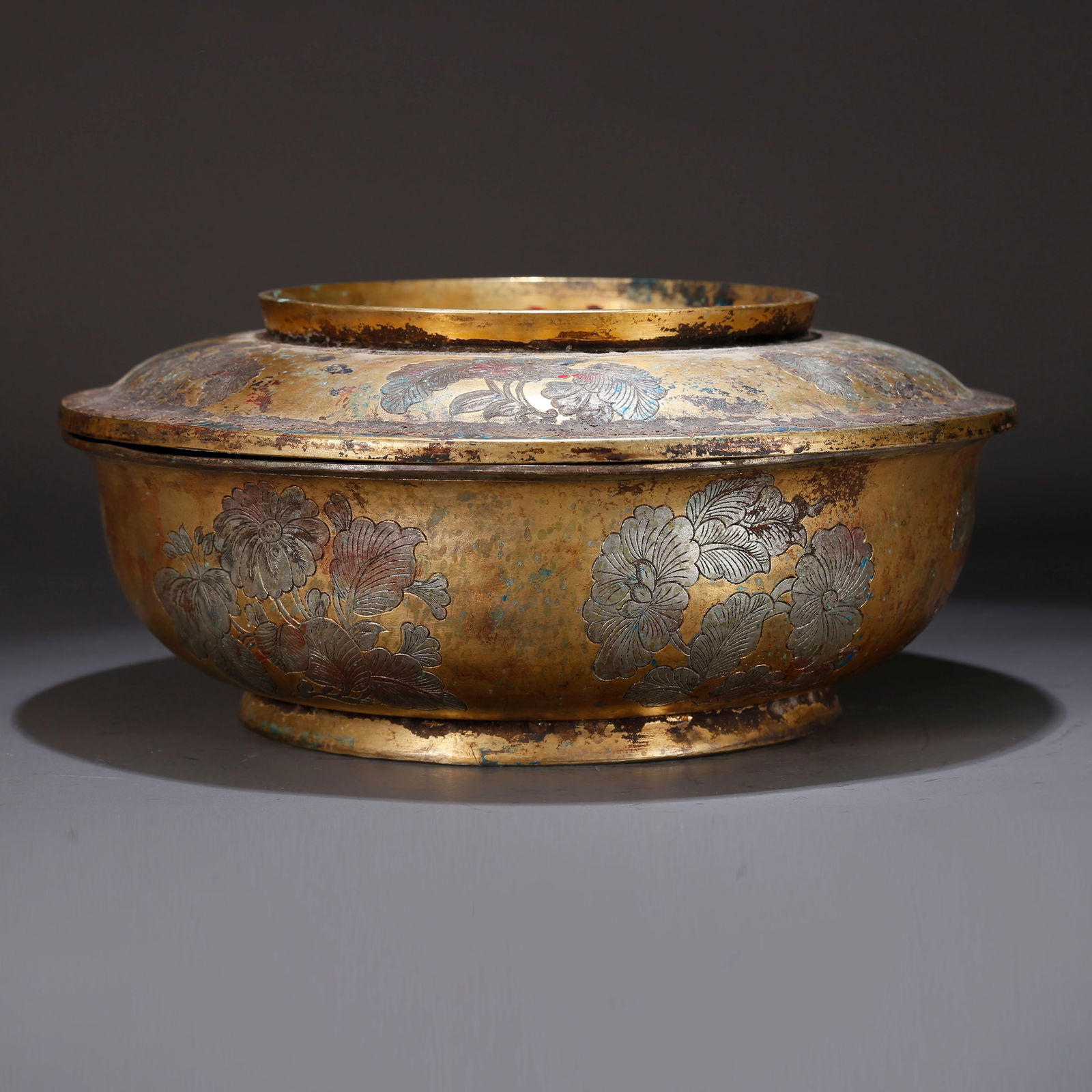 A BRONZE LIDDED BOX WITH INLAID GOLD AND SILVER FLORAL DESIGN (1 of 9)