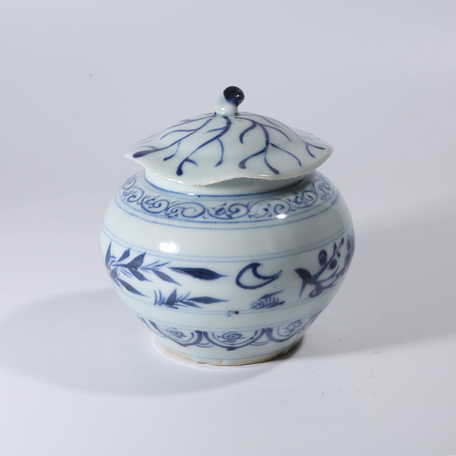 A BLUE-AND-WHITE LIDDED JAR WITH FLORAL PATTERN (1 of 6)