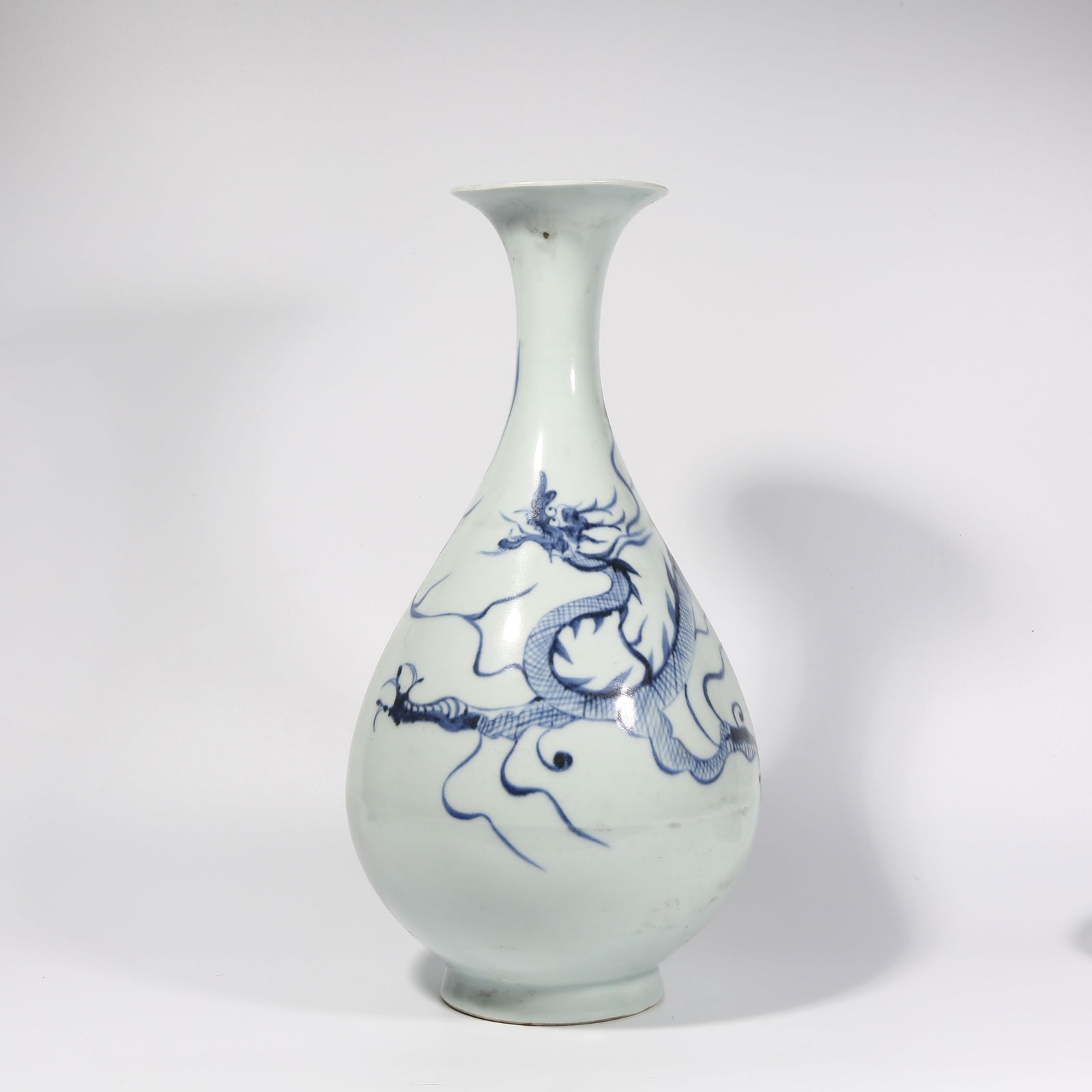 A BLUE AND WHITE DRAGON-PATTERN YUHUCHUNPING VASE (1 of 9)