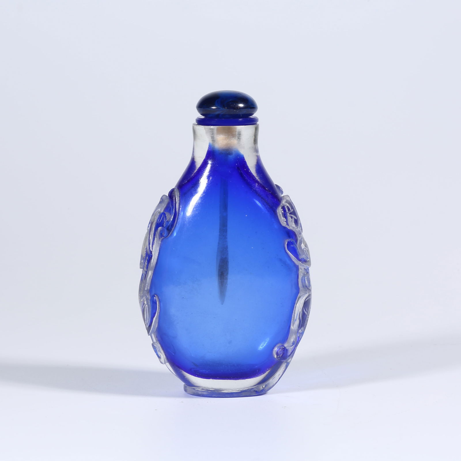 A GLASS SNUFF BOTTLE WITH CHI DRAGON PATTERN (1 of 9)