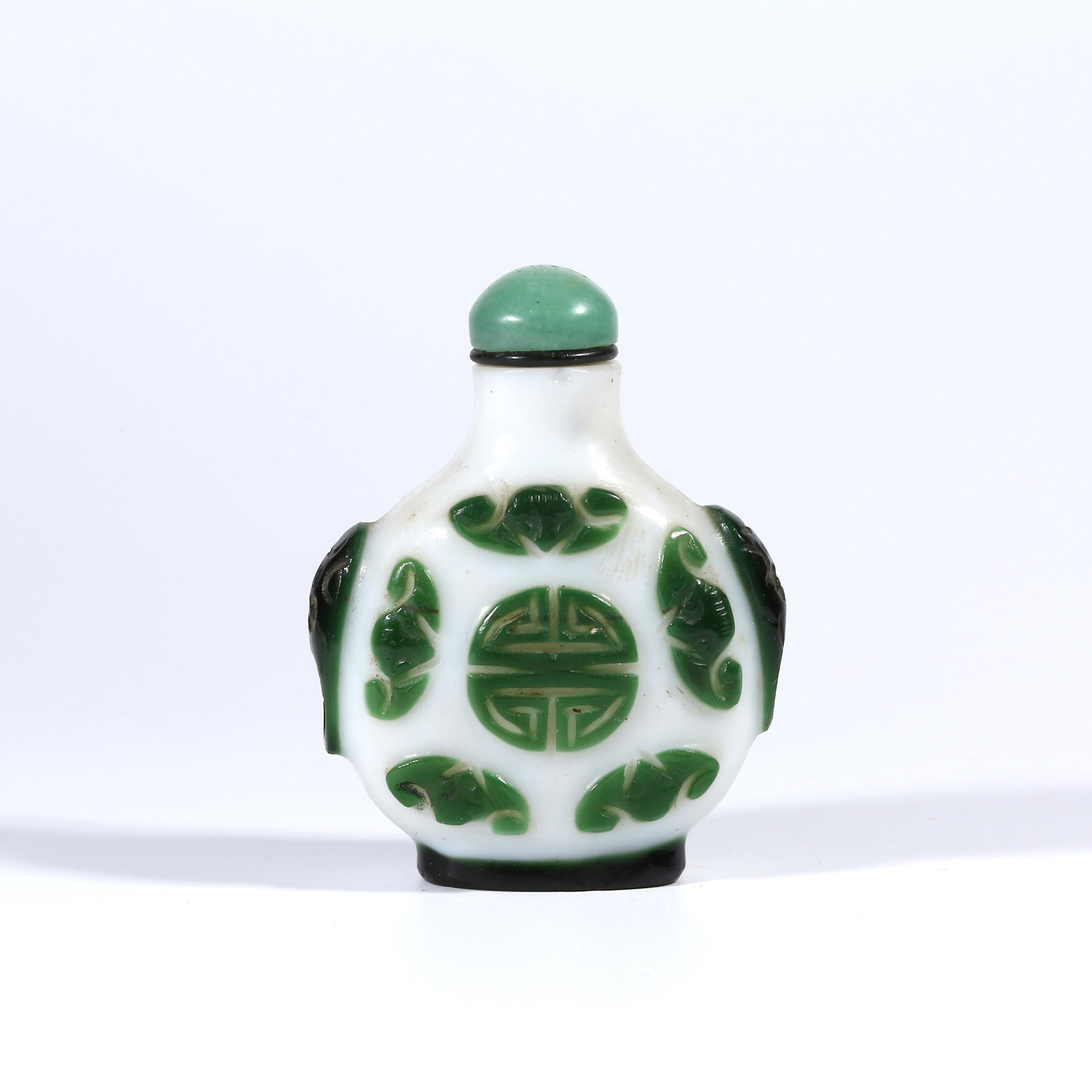 A OVERLAY SNUFF BOTTLE WITH FIVE BATS HOLDING LONGEVITY SYMBOL (1 of 9)