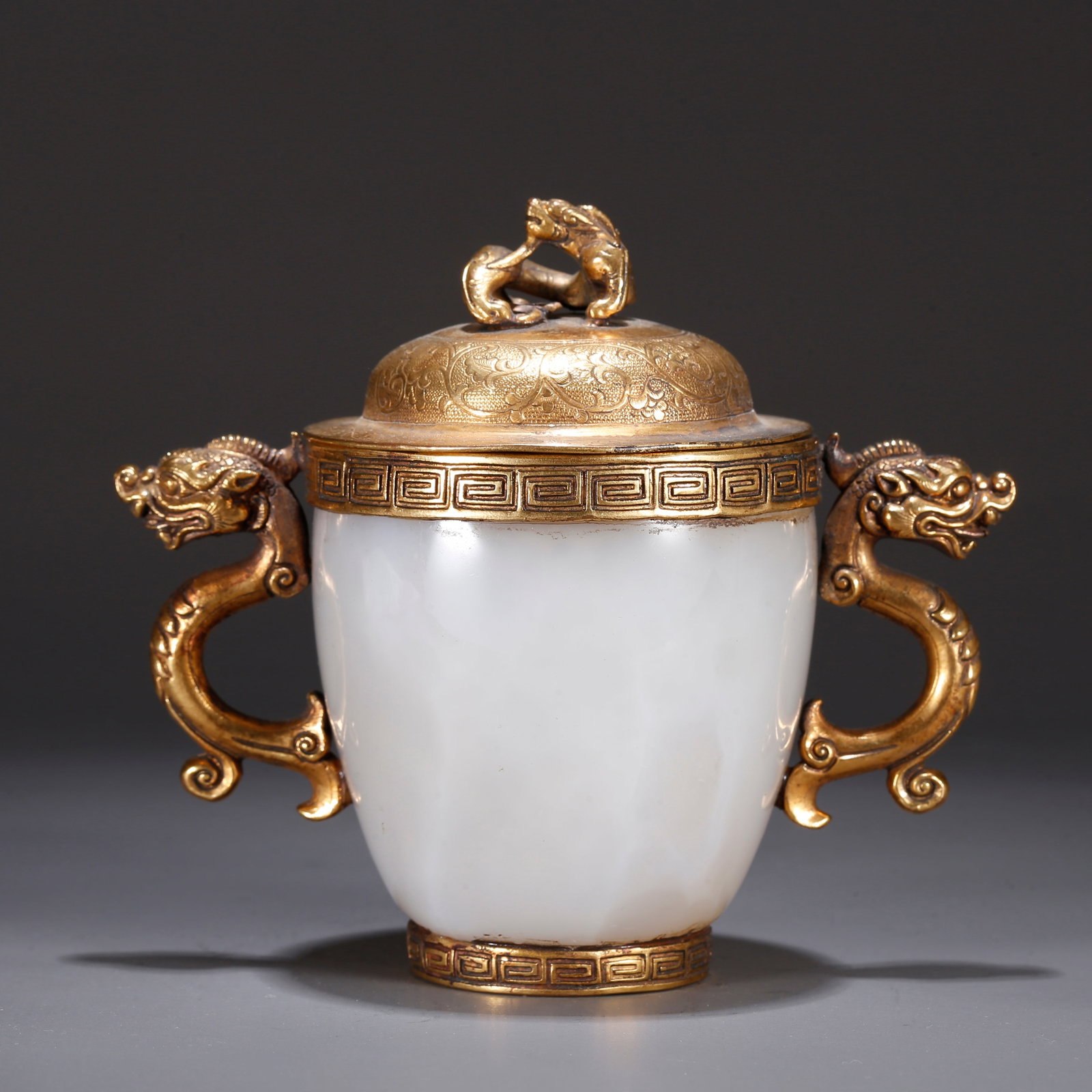 A AGATE CARVED GOLD-PLATED CUP (1 of 9)