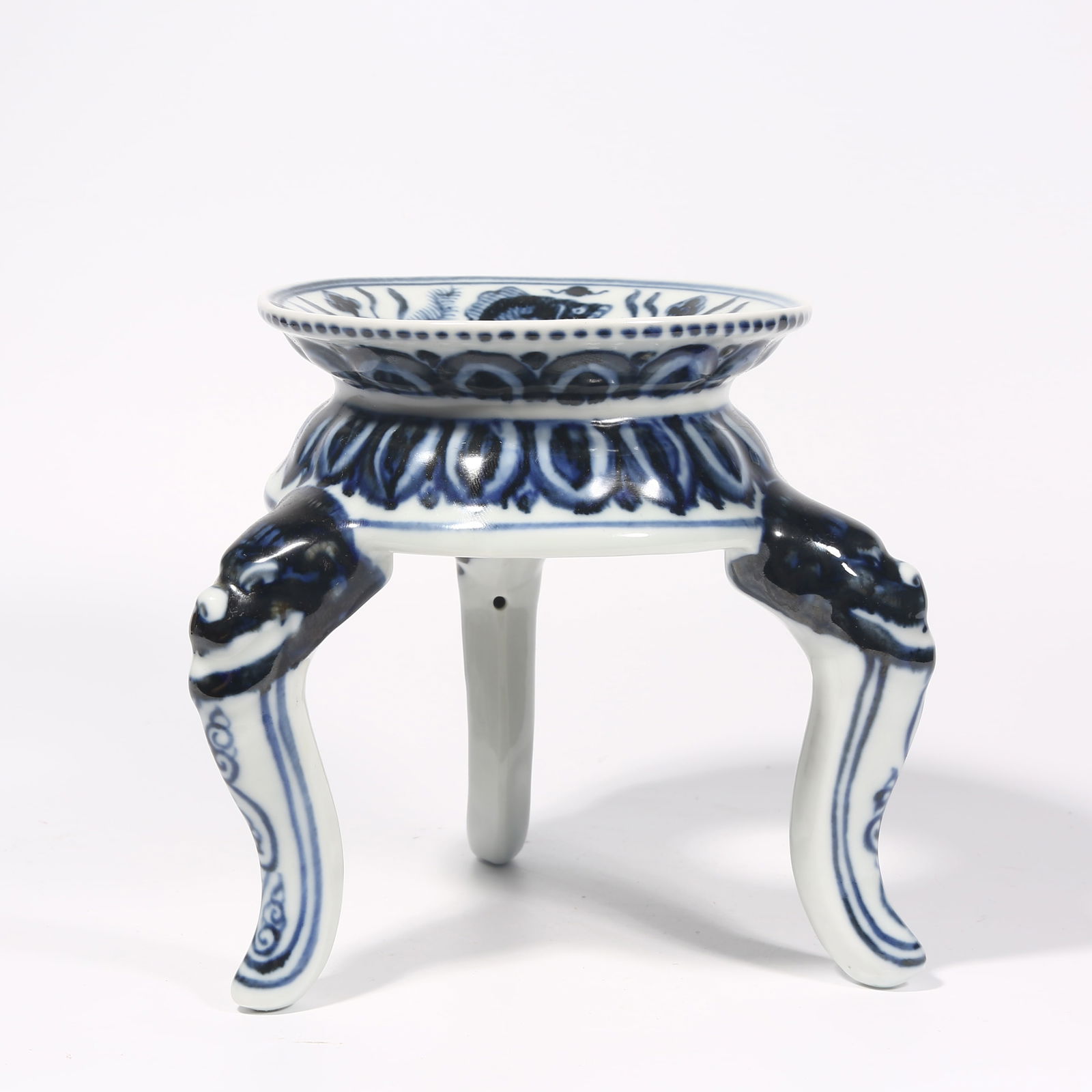A BLUE AND WHITE FISH-AND-ALGAE DESIGN GABALA BOWL STAND: Blue and white fish-and-algae design Gabala bowl stand