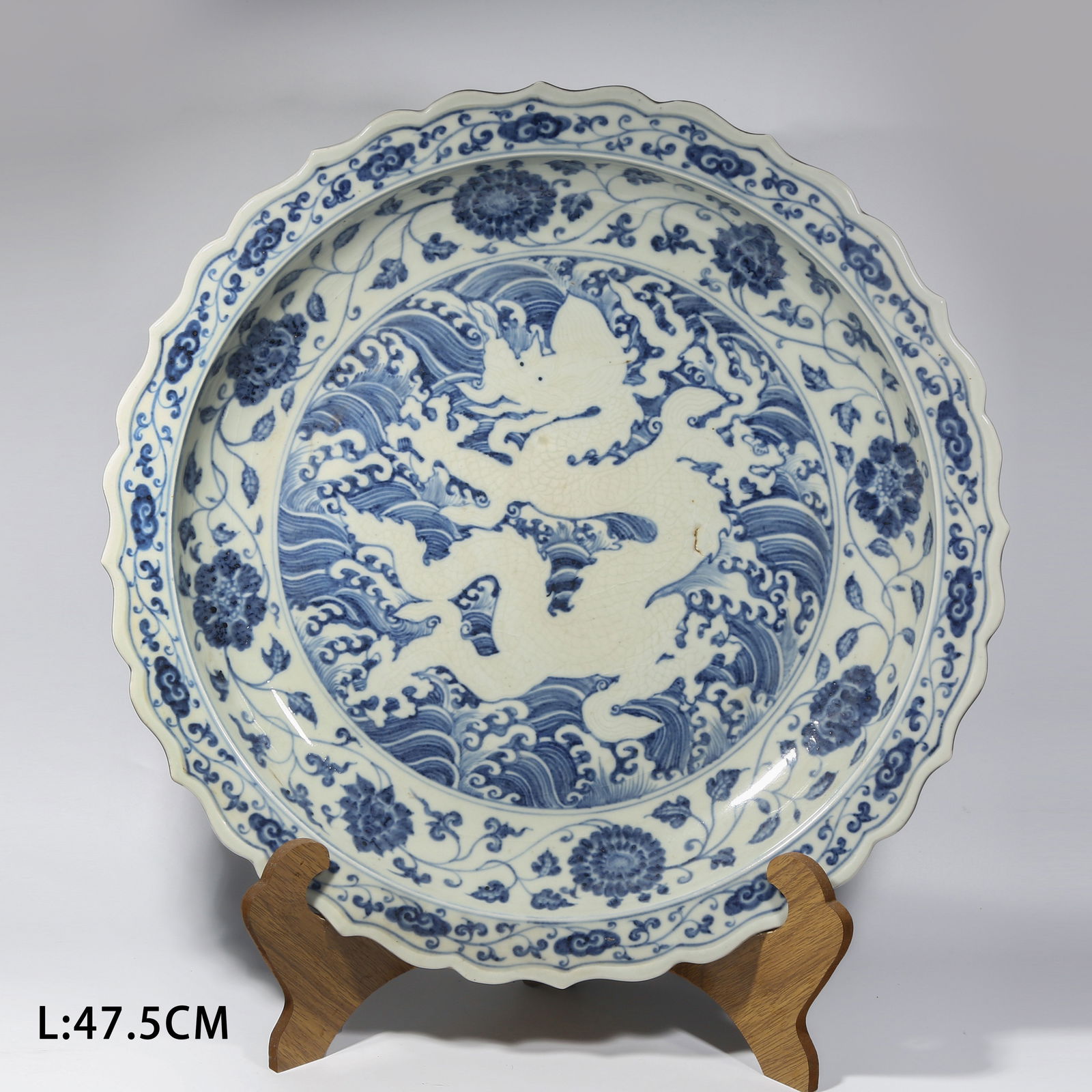 A BLUE AND WHITE WITH RESERVED WHITE SEA-AND-DRAGON PATTERN FOLIATE-RIMMED LARGE DISH (1 of 8)