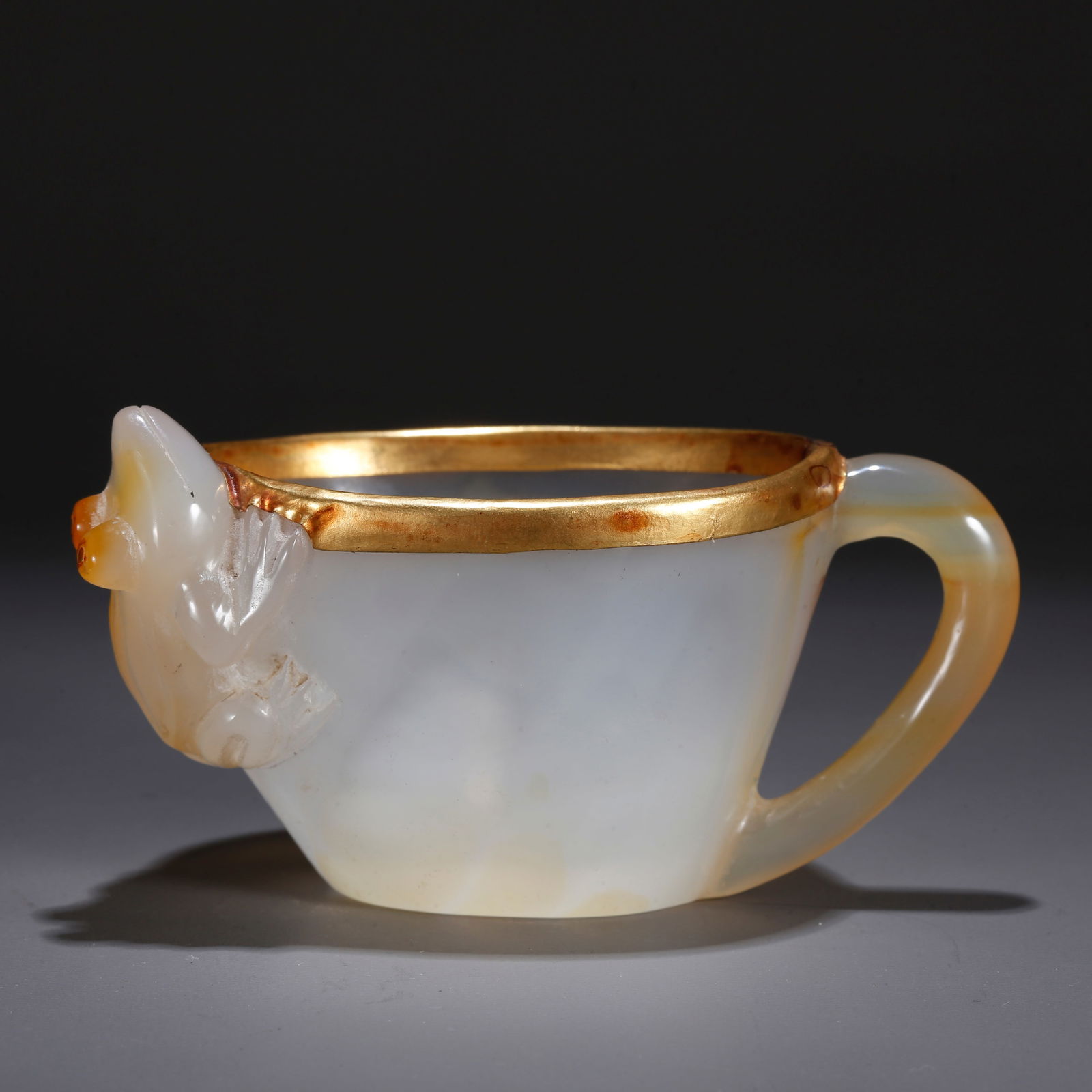 A AGATE CARVED FROG PATTERN CUP (1 of 9)
