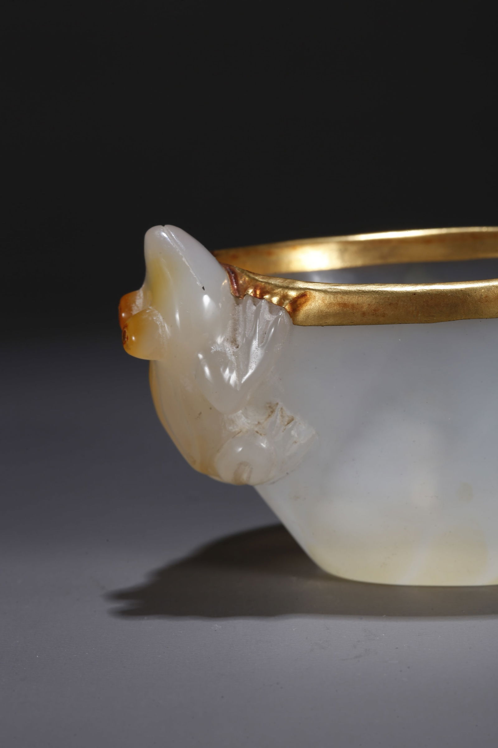 A AGATE CARVED FROG PATTERN CUP - 2