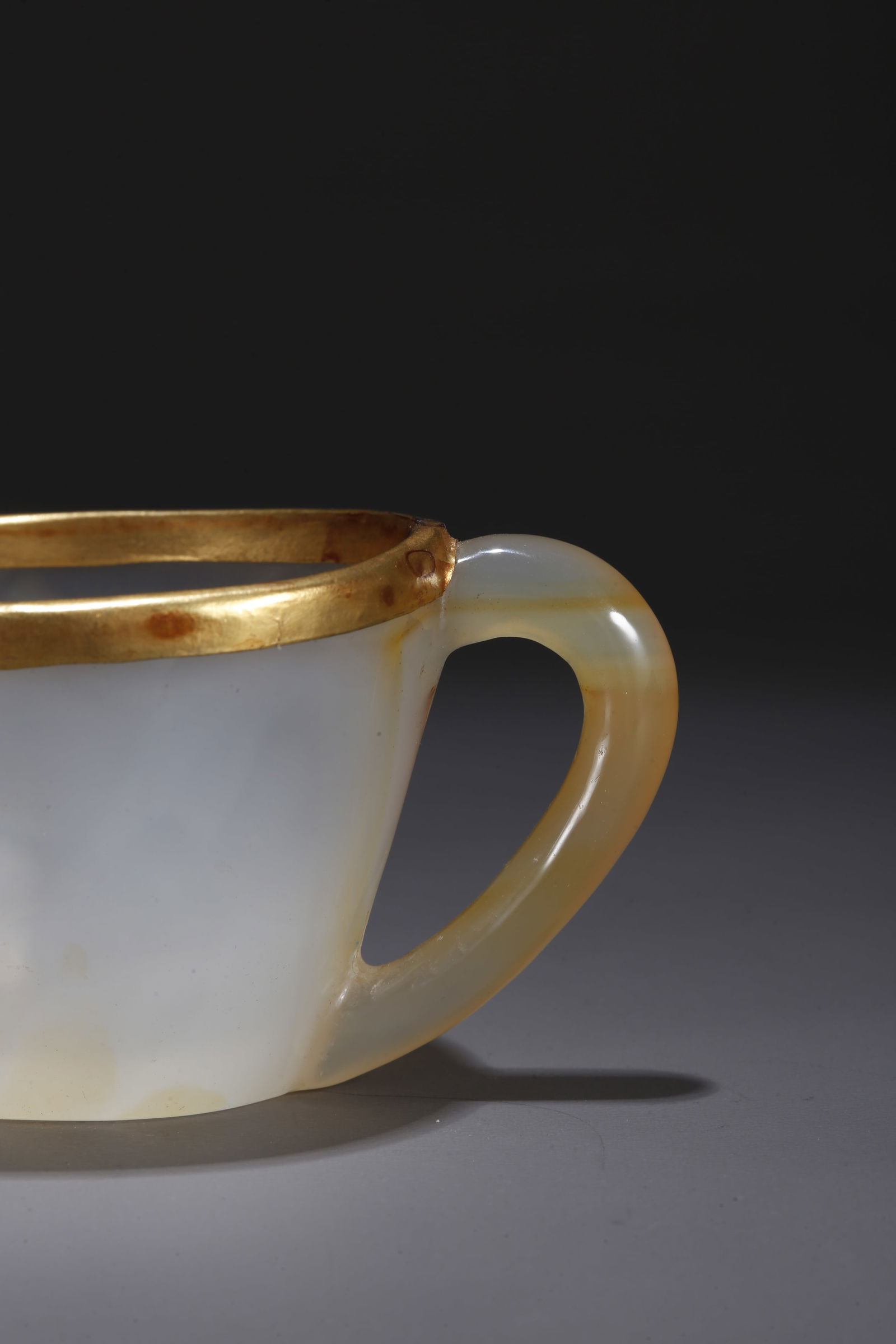 A AGATE CARVED FROG PATTERN CUP - 3