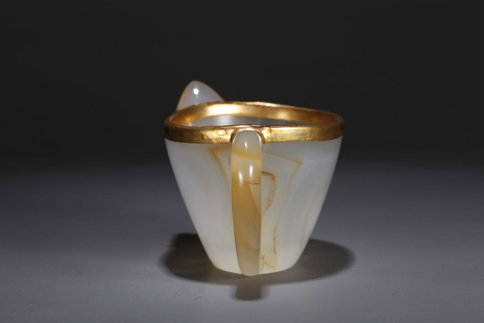 A AGATE CARVED FROG PATTERN CUP - 4
