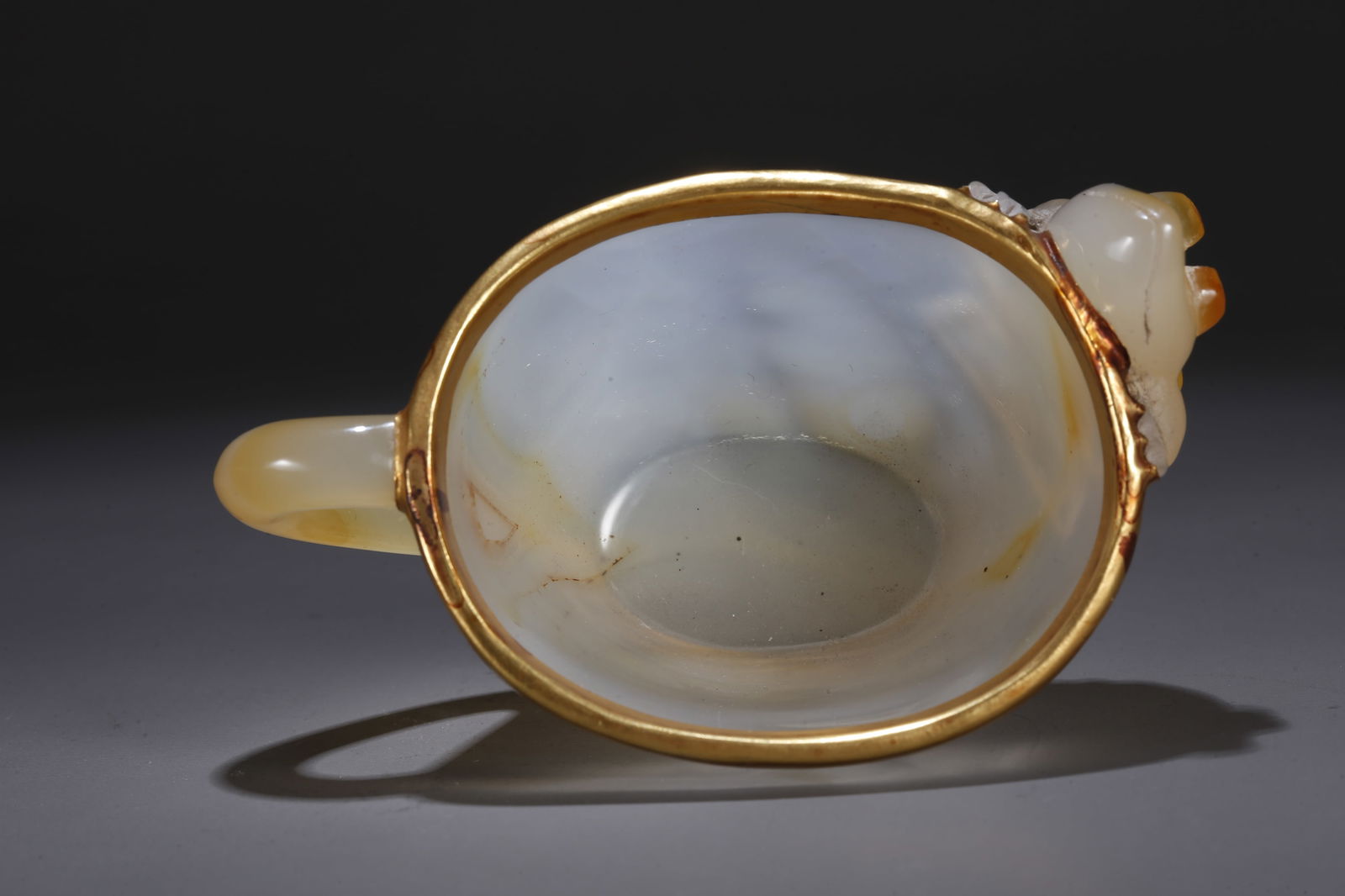 A AGATE CARVED FROG PATTERN CUP - 7