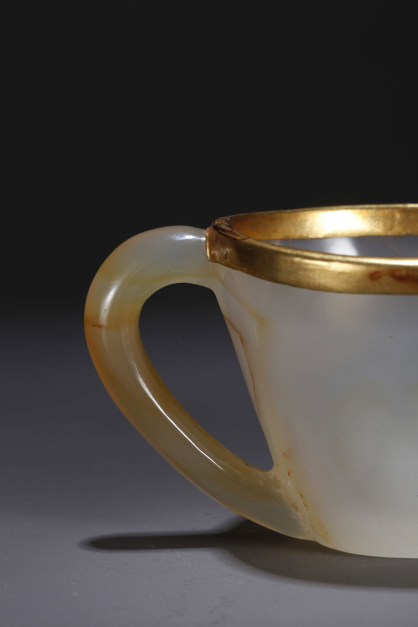 A AGATE CARVED FROG PATTERN CUP - 8