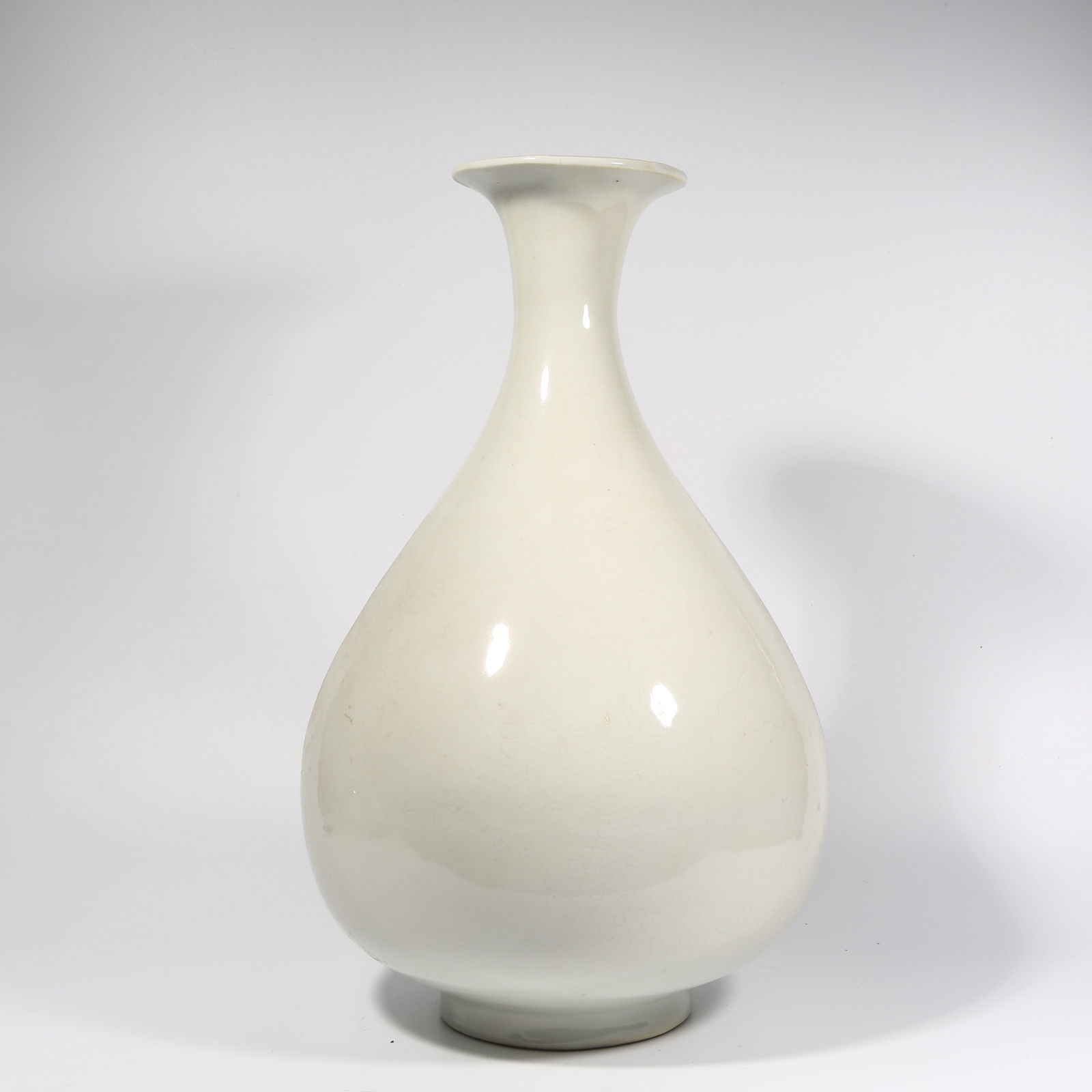 A WHITE GLAZE INCISED CHASING PEARL DRAGON PATTERN JADE SPRING BOTTLE (1 of 9)