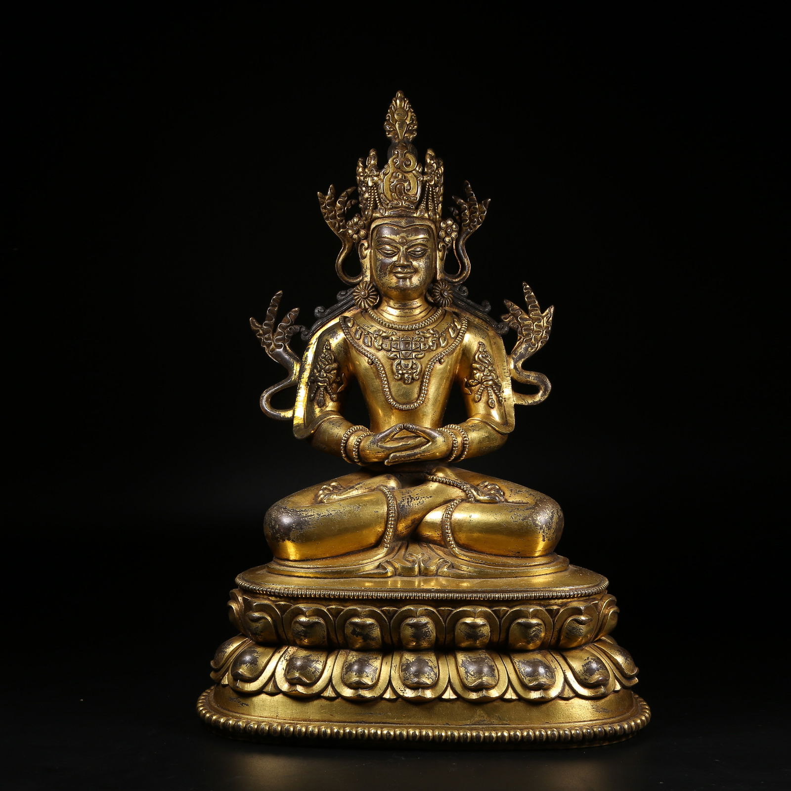 A GILT BRONZE AMITAYUS BUDDHA STATUE (1 of 8)